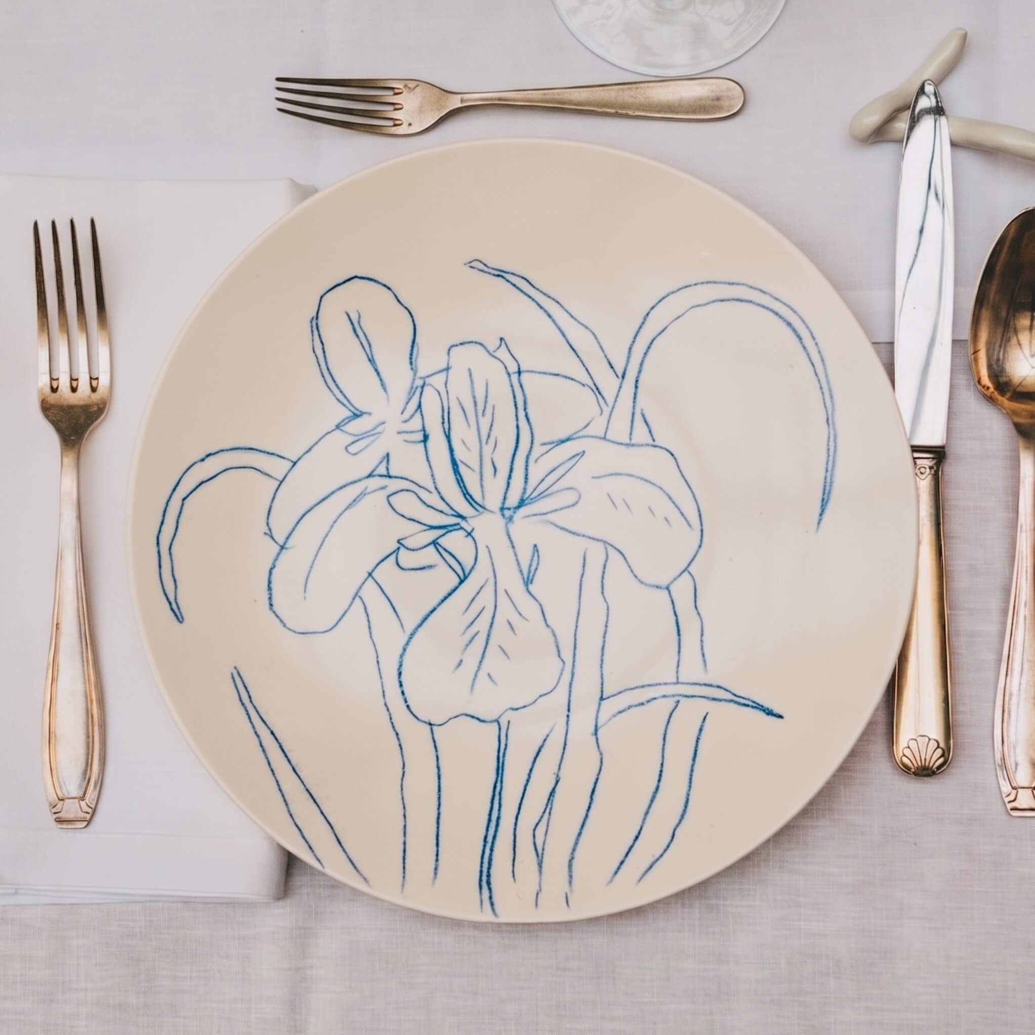 Assiette en porcelaine décorée au crayon à oxydes puis émaillée par l'atelier grand soleil, à Paris.