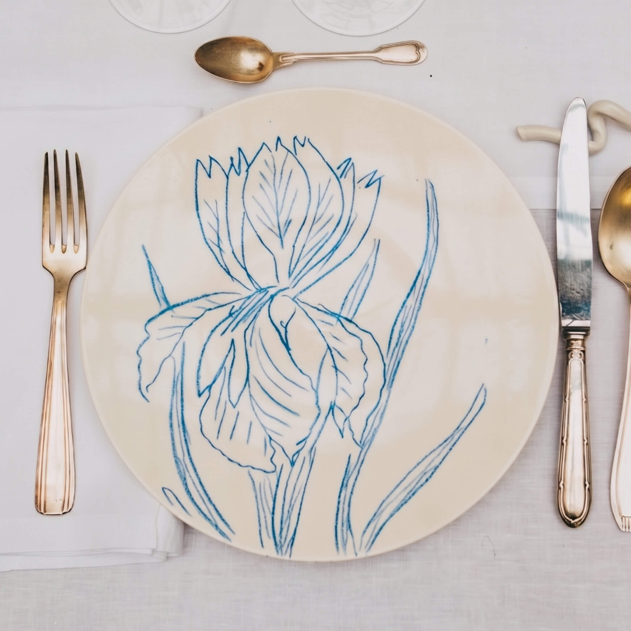 Assiette en porcelaine décorée au crayon à oxydes puis émaillée par l'atelier grand soleil, à Paris.