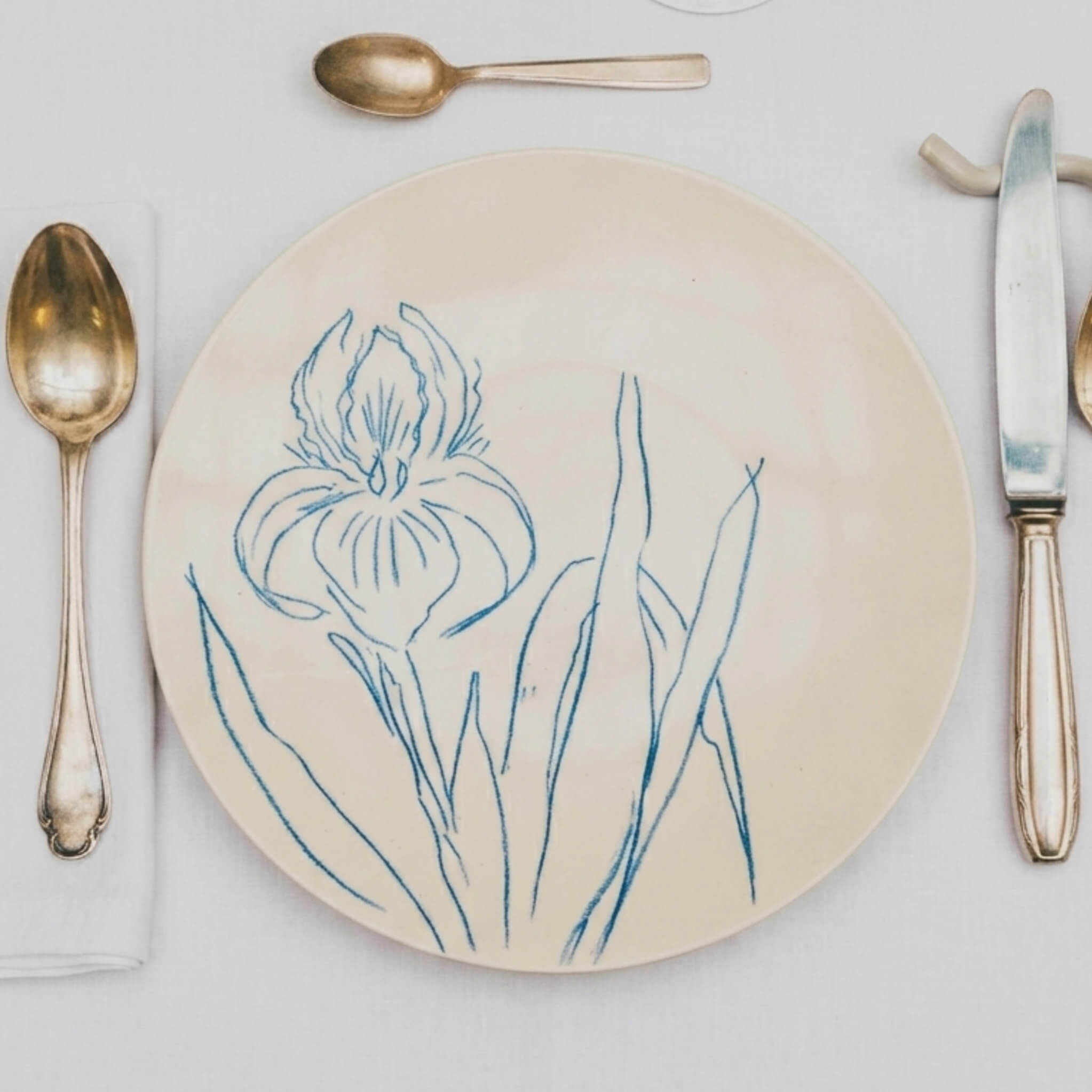 Assiette en porcelaine décorée au crayon à oxydes puis émaillée par l'atelier grand soleil, à Paris.