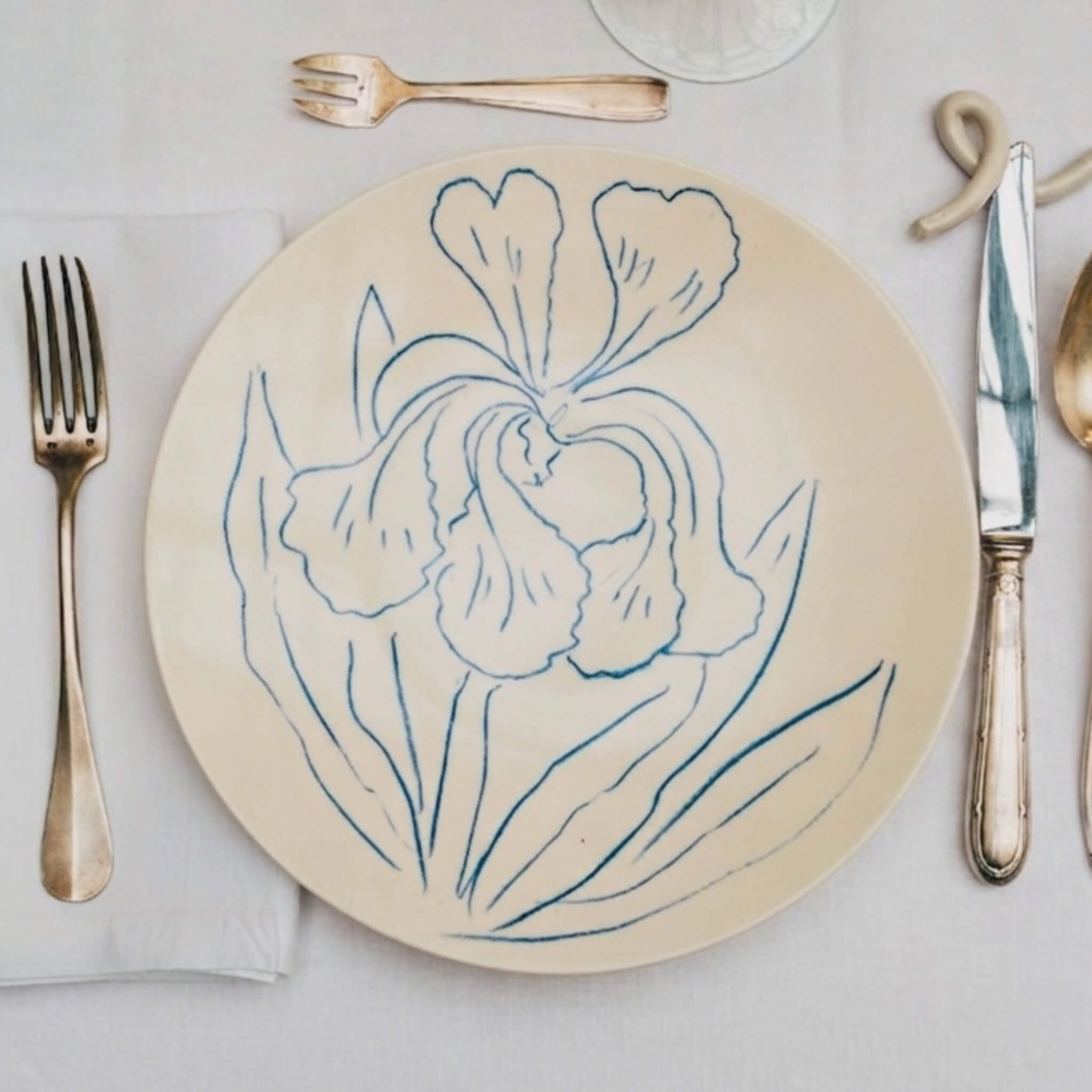 Assiette en porcelaine décorée au crayon à oxydes puis émaillée par l'atelier grand soleil, à Paris.