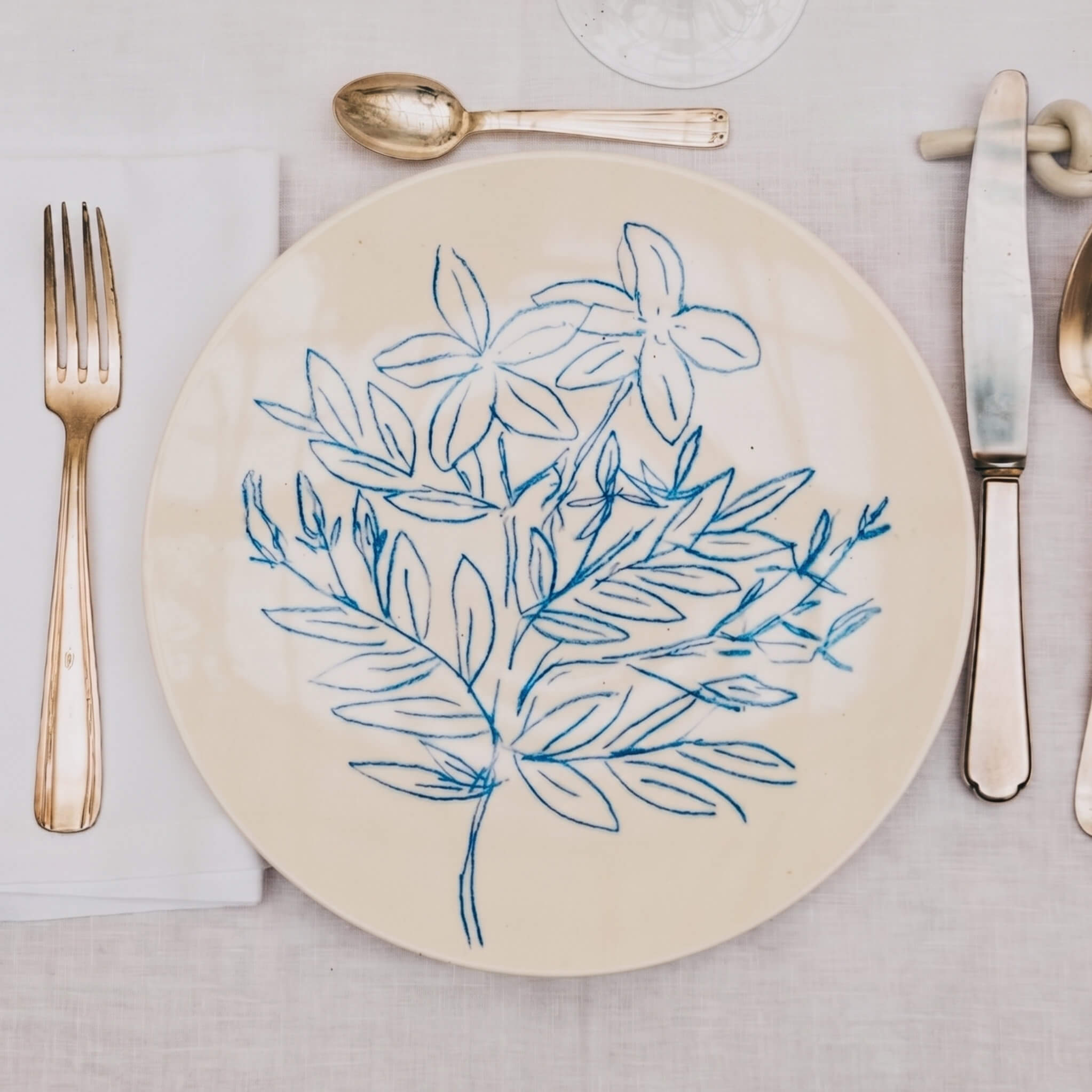 Assiette en porcelaine décorée au crayon à oxydes puis émaillée par l'atelier grand soleil, à Paris.