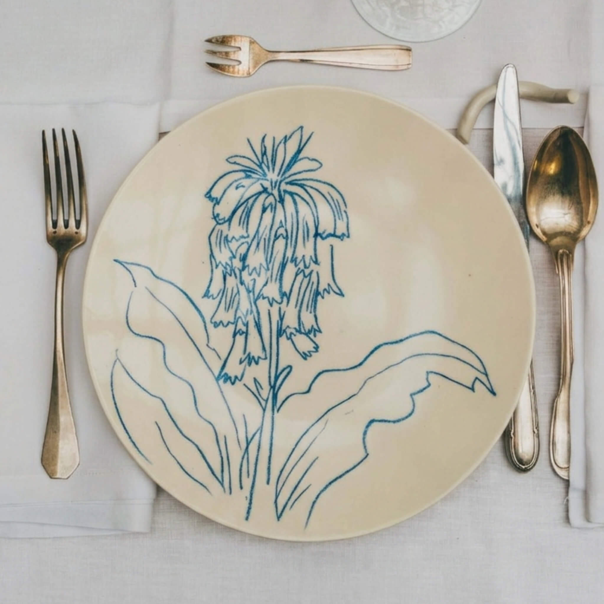Assiette en porcelaine décorée au crayon à oxydes puis émaillée par l'atelier grand soleil, à Paris.