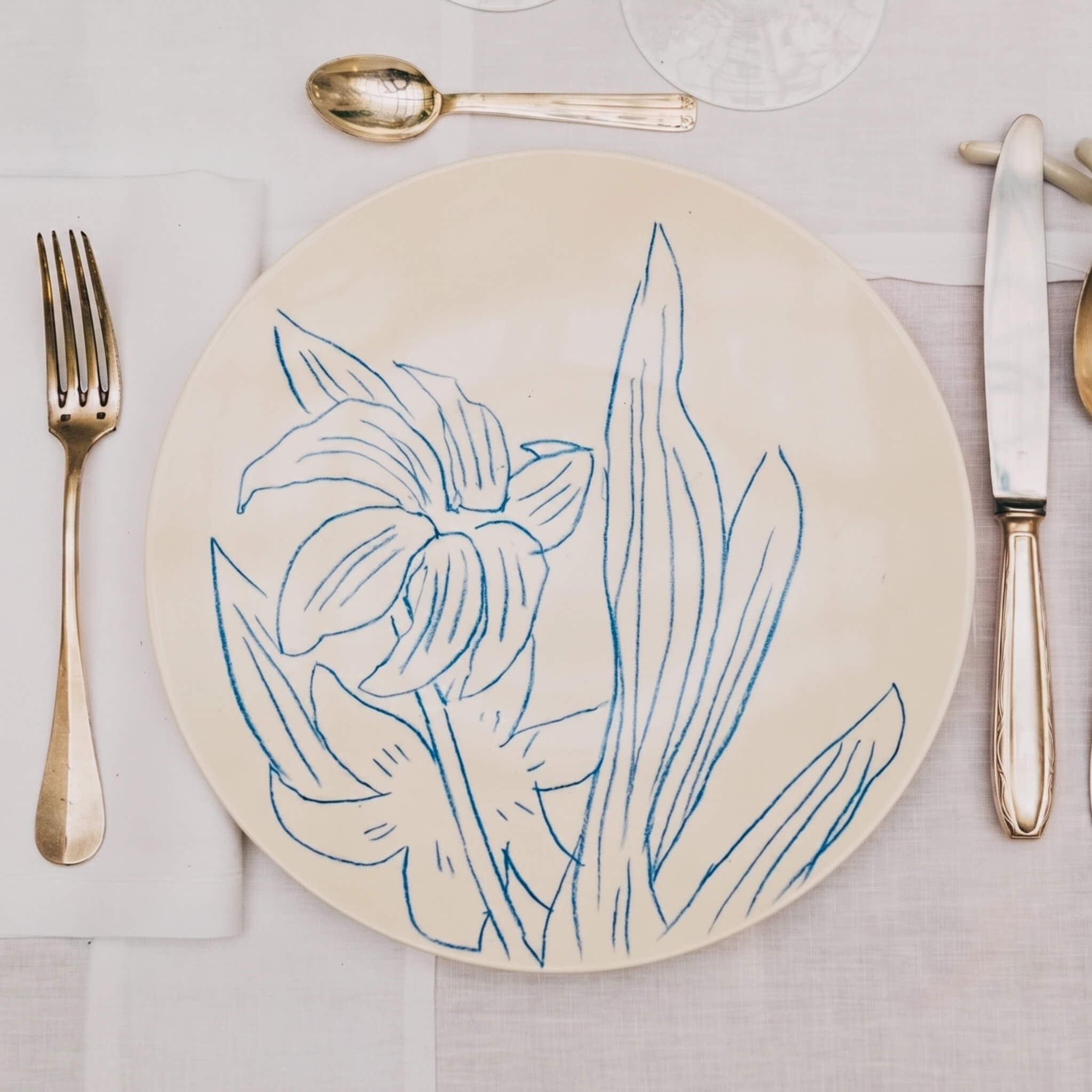 Assiette en porcelaine décorée au crayon à oxydes puis émaillée par l'atelier grand soleil, à Paris.