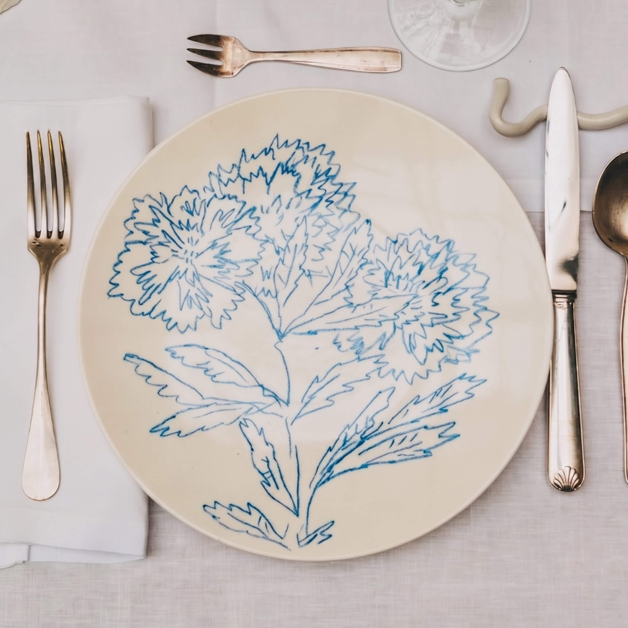Assiette en porcelaine décorée au crayon à oxydes puis émaillée par l'atelier grand soleil, à Paris.