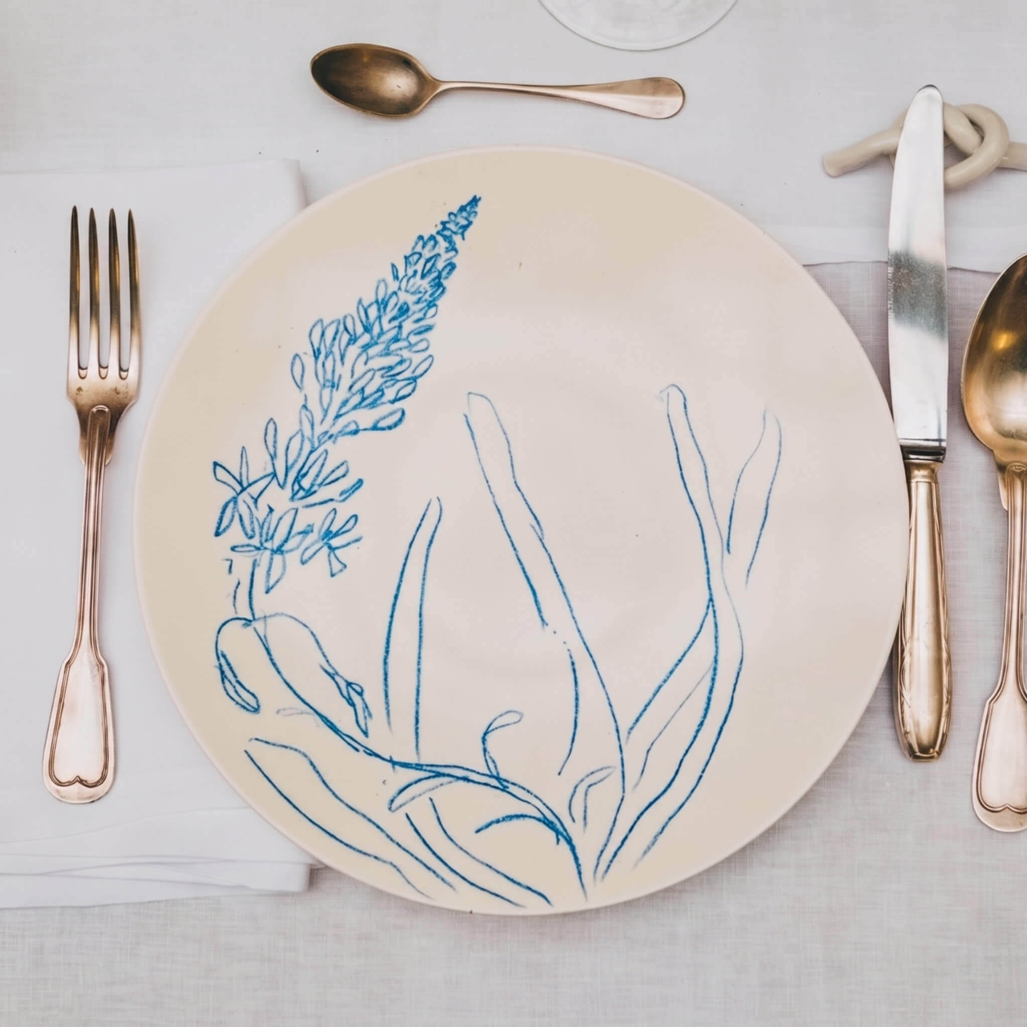 Assiette en porcelaine décorée au crayon à oxydes puis émaillée par l'atelier grand soleil, à Paris.