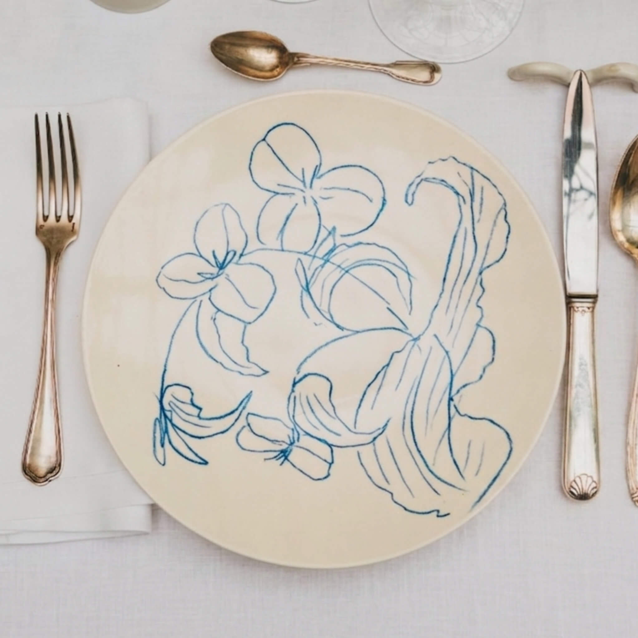 Assiette en porcelaine décorée au crayon à oxydes puis émaillée par l'atelier grand soleil, à Paris.
