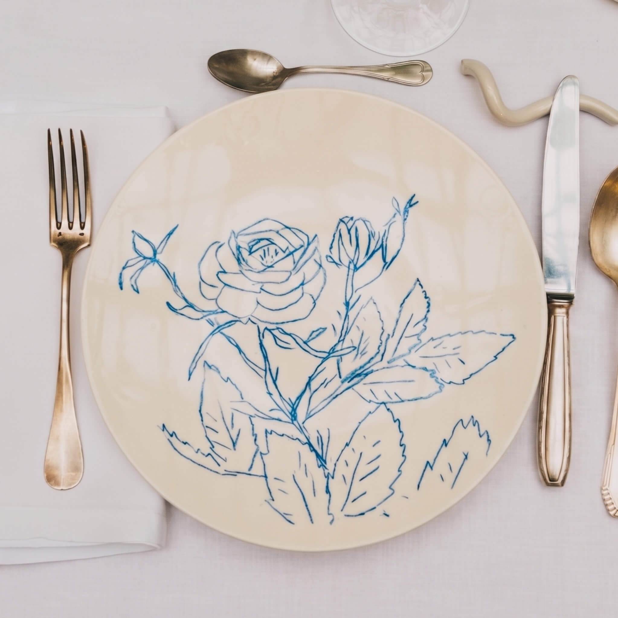Assiette en porcelaine décorée au crayon à oxydes puis émaillée par l'atelier grand soleil, à Paris.