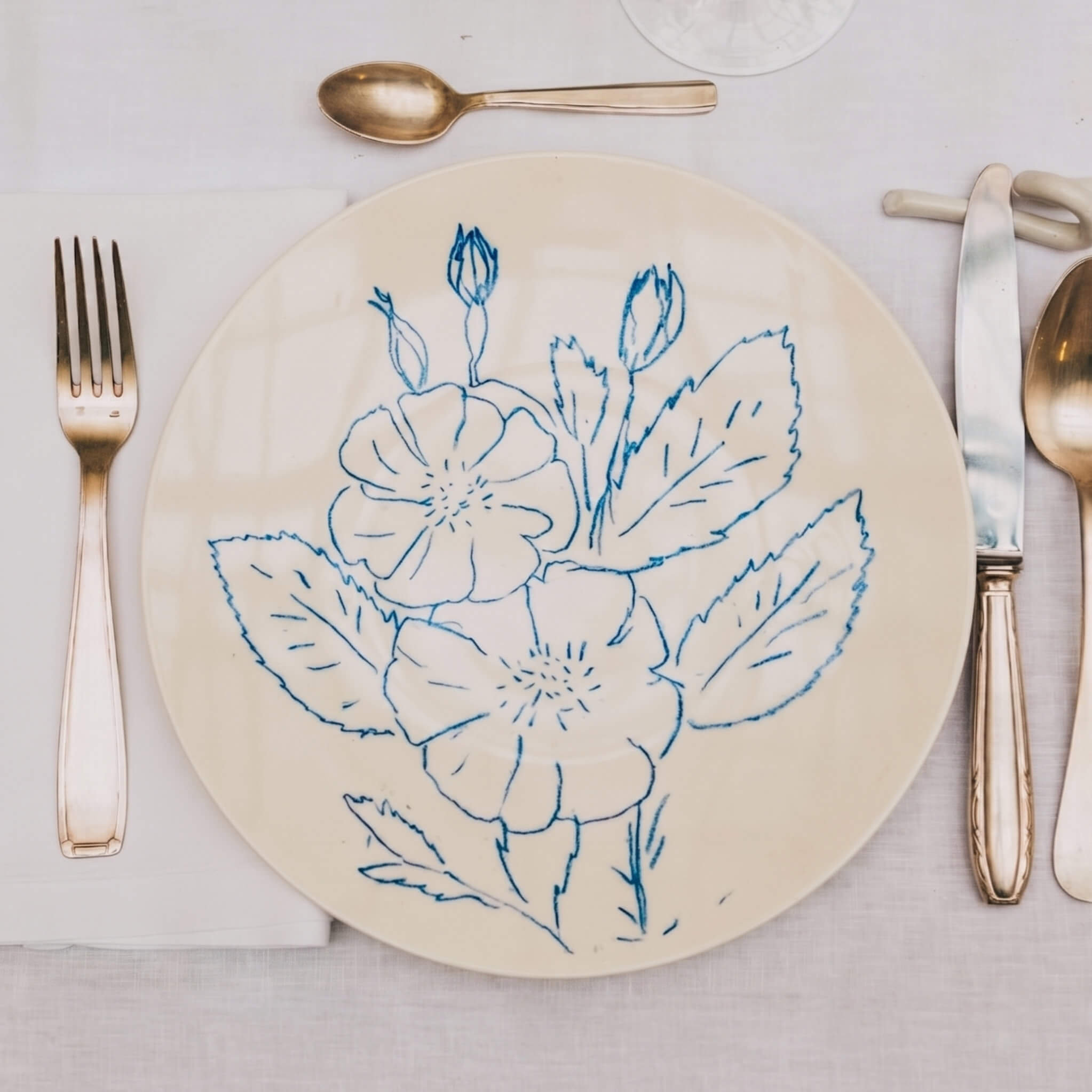 Assiette en porcelaine décorée au crayon à oxydes puis émaillée par l'atelier grand soleil, à Paris.
