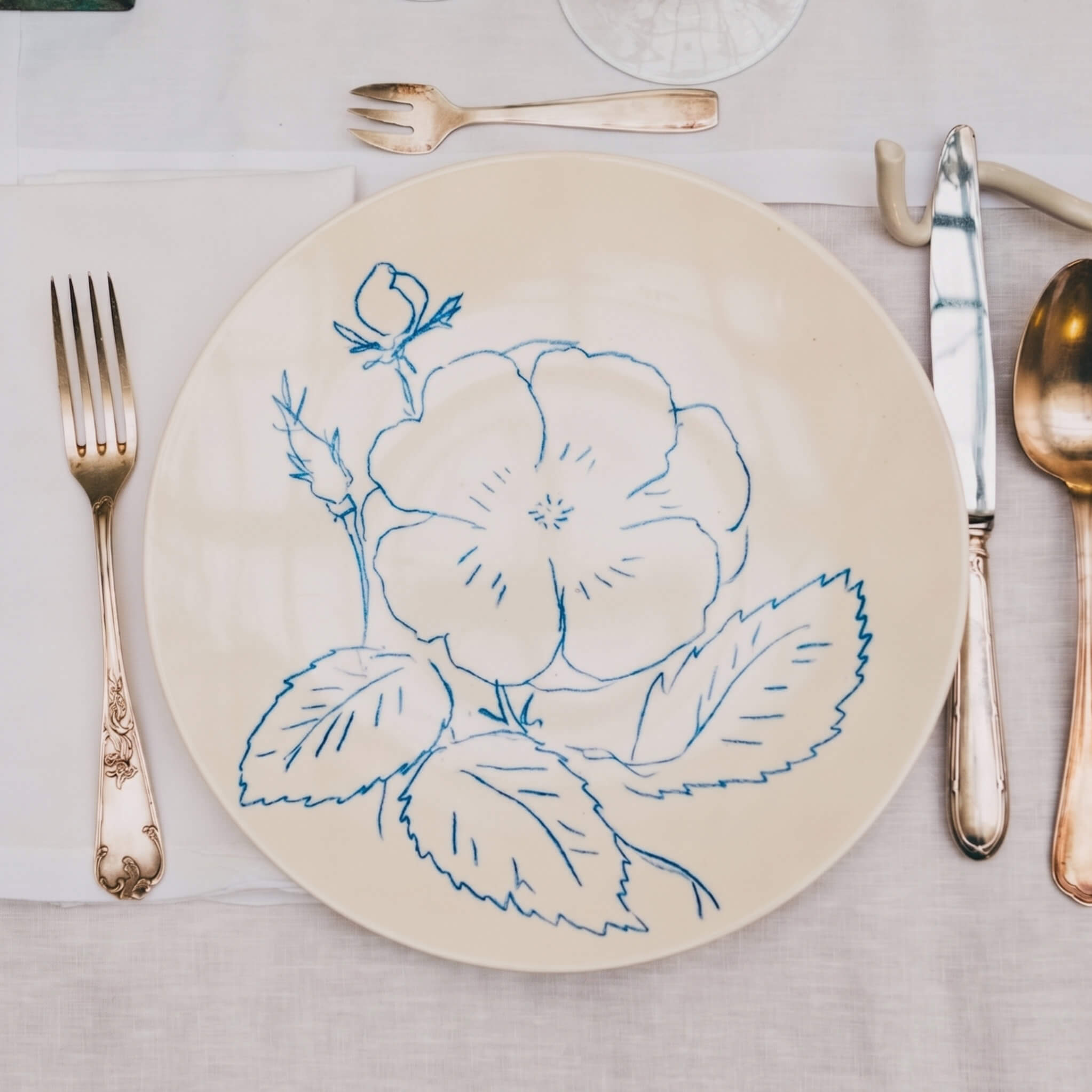 Assiette en porcelaine décorée au crayon à oxydes puis émaillée par l'atelier grand soleil, à Paris.
