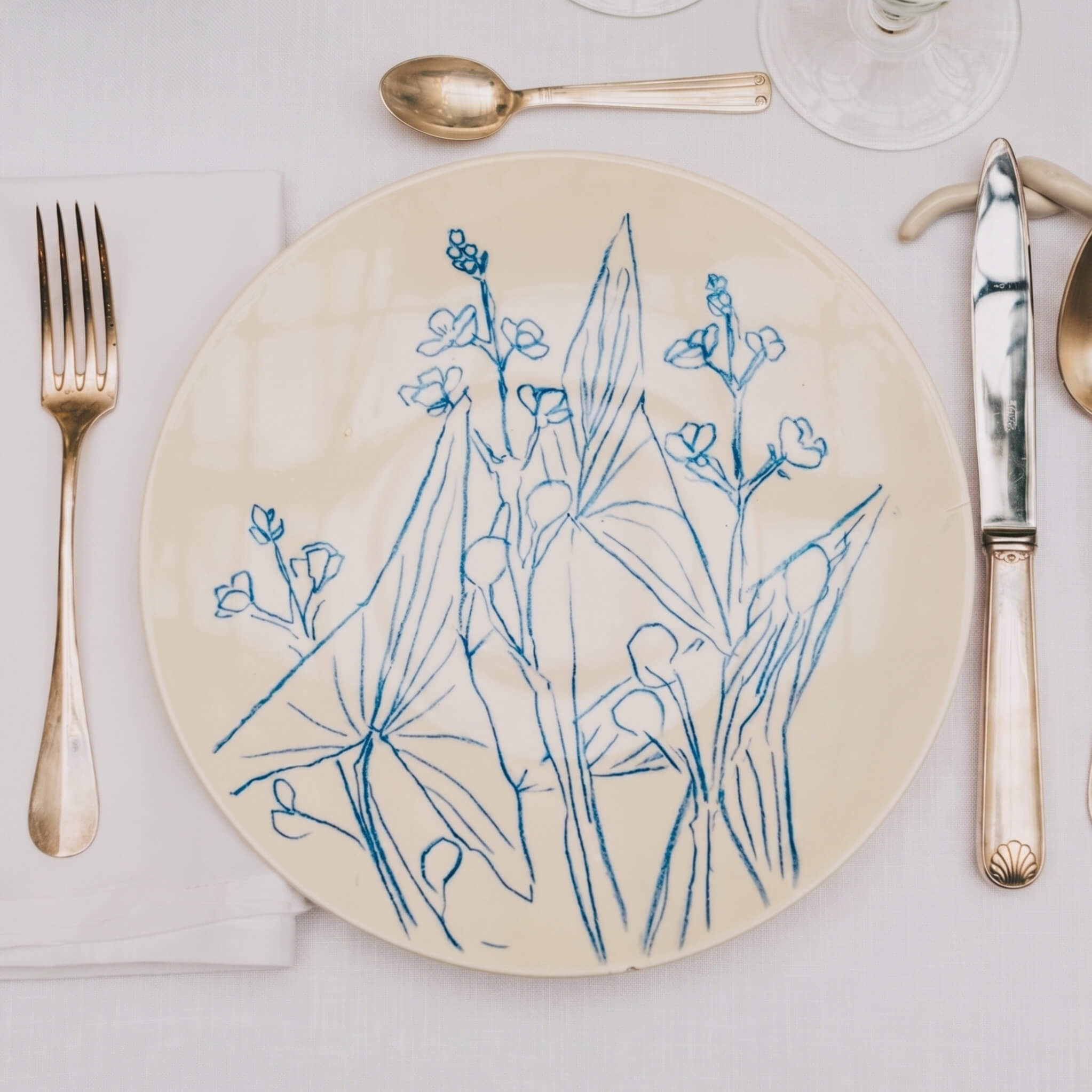 Assiette en porcelaine décorée au crayon à oxydes puis émaillée par l'atelier grand soleil, à Paris.