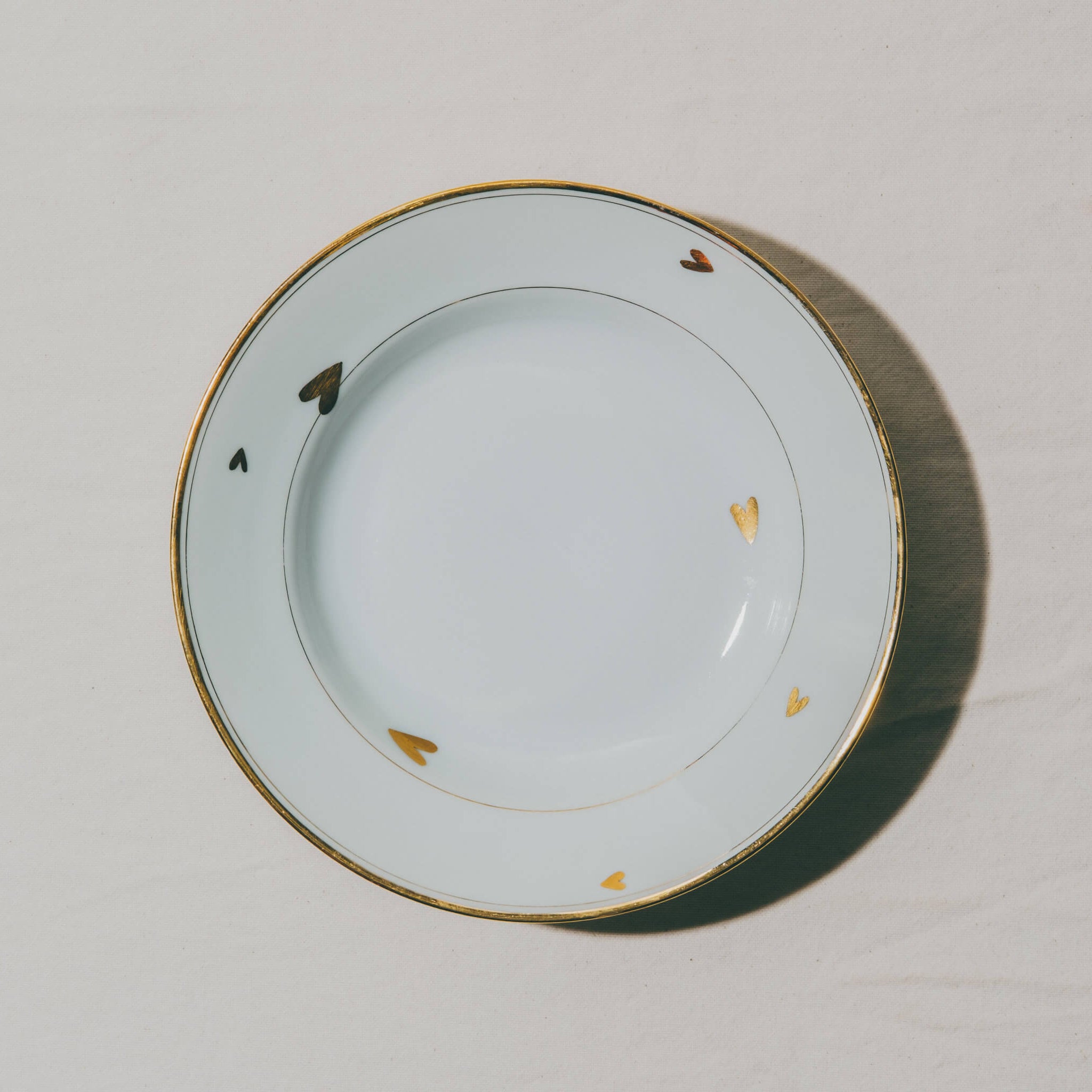 assiette en porcelaine décorée à l'or et à la plume, réalisée sur commande, personnalisable à la demande, par l'atelier Grand Soleil à Paris