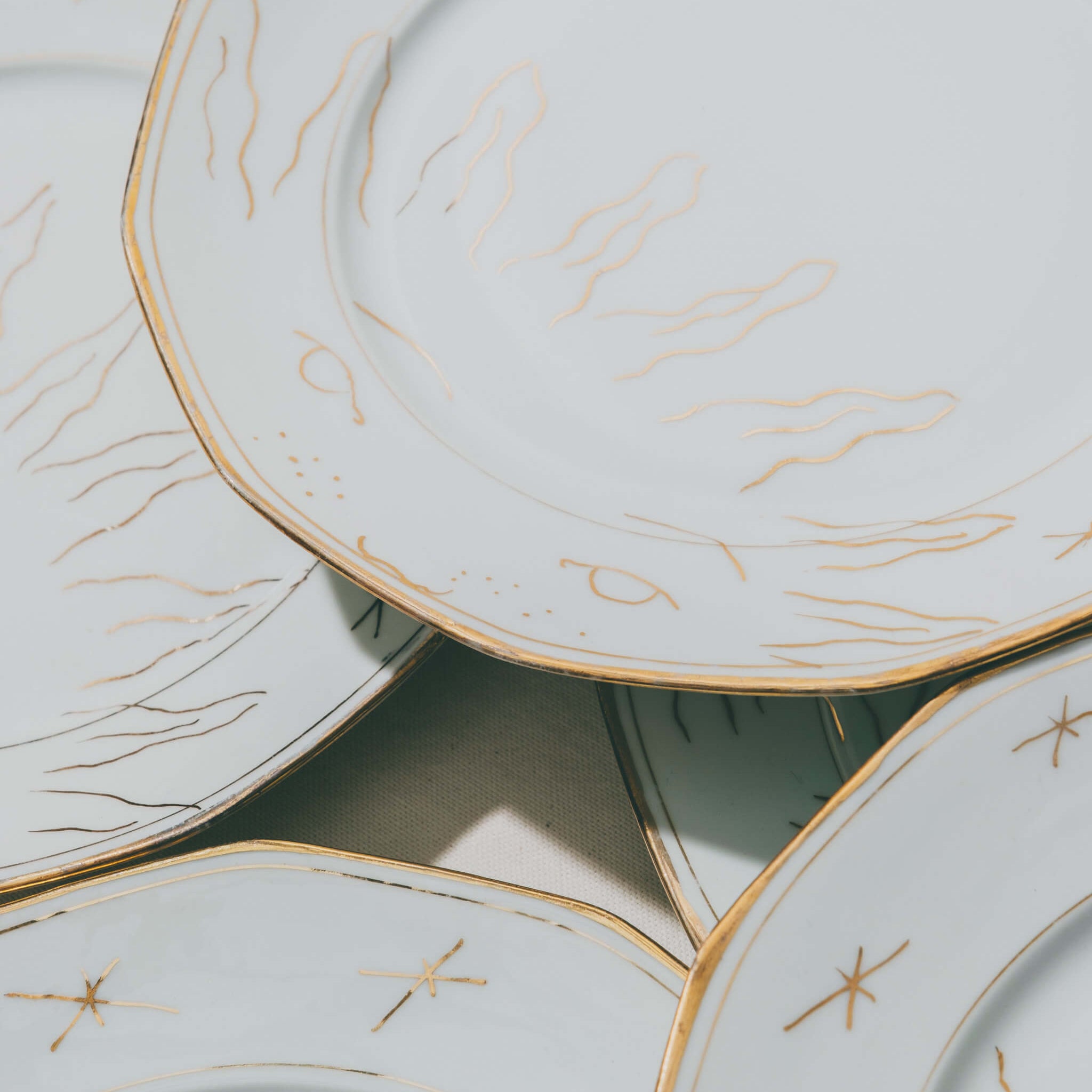 assiette en porcelaine décorée à l'or et à la plume, réalisée sur commande, personnalisable à la demande, par l'atelier Grand Soleil à Paris