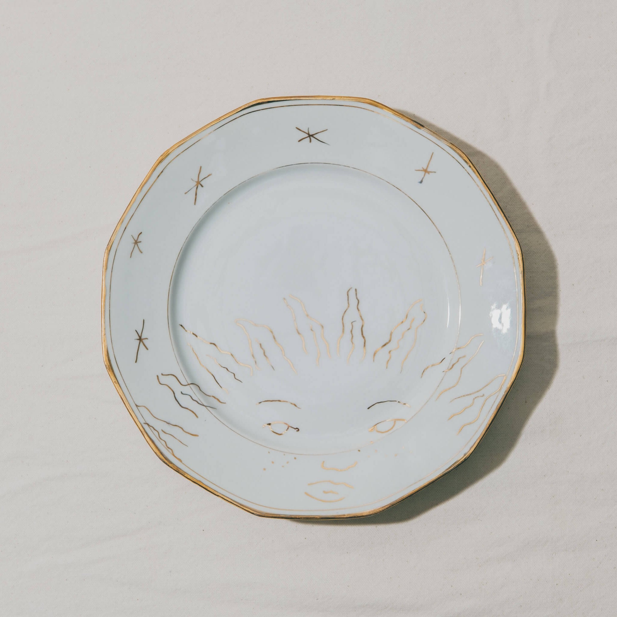 assiette en porcelaine décorée à l'or et à la plume, réalisée sur commande, personnalisable à la demande, par l'atelier Grand Soleil à Paris