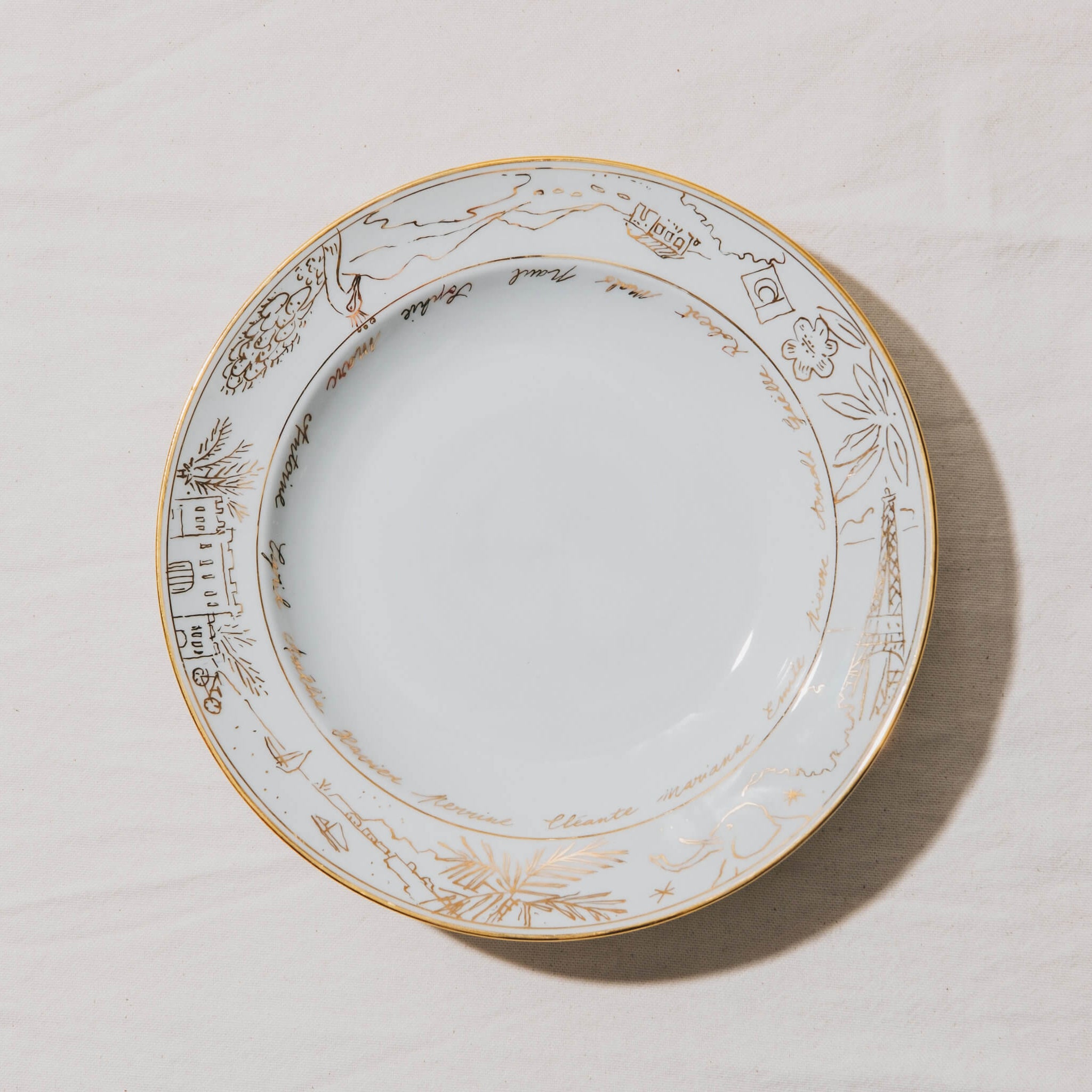 Plat en porcelaine vintage, décoré à la plume et rehaussé à l’or.
Chaque pièce est réalisée à la main au sein de l’Atelier Grand Soleil, Paris.
Compatible lave-vaisselle en mode éco.
