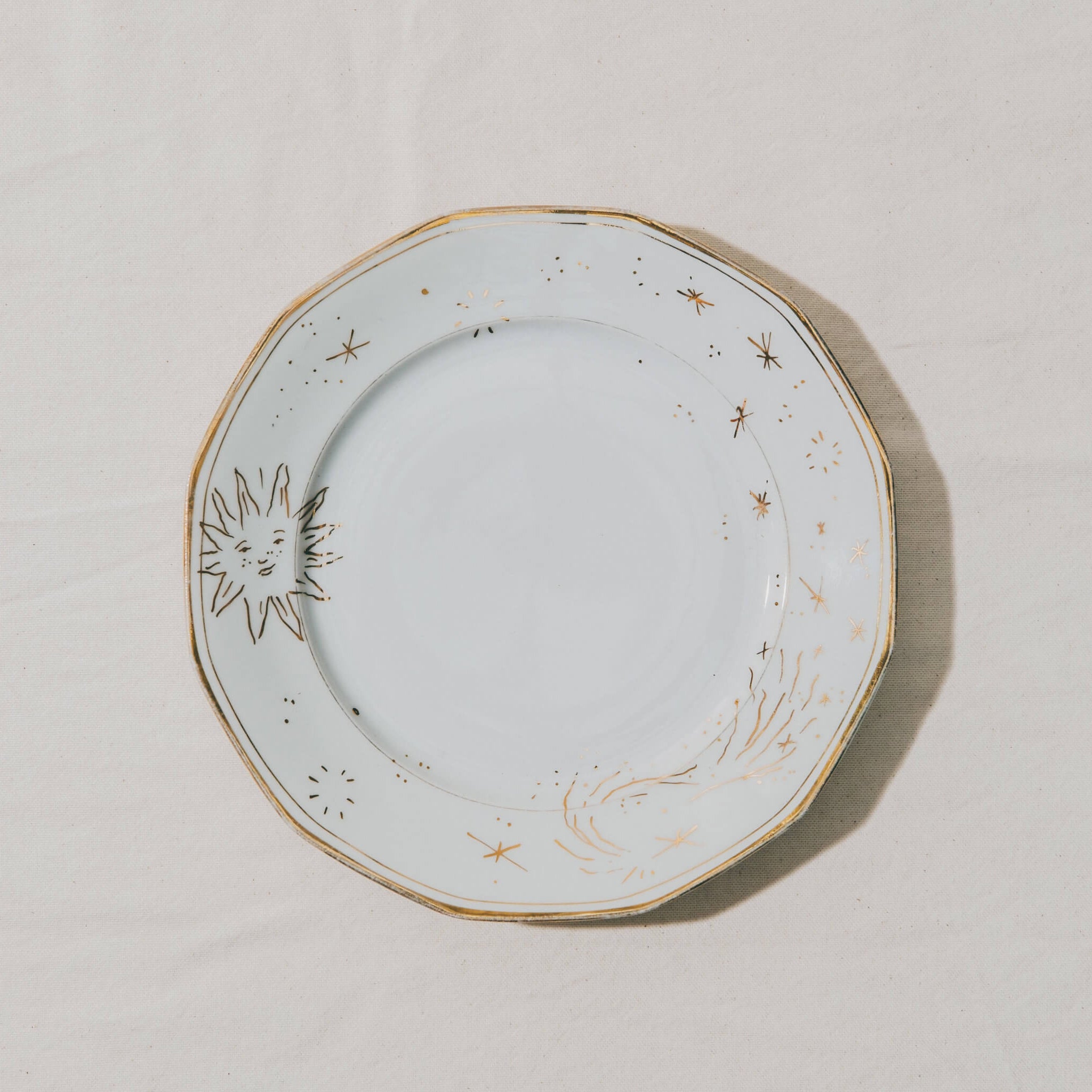 Assiette en porcelaine vintage décorée à la main à l'or et à la plume par l'atelier Grand Soleil à Paris, personnalisable sur demande