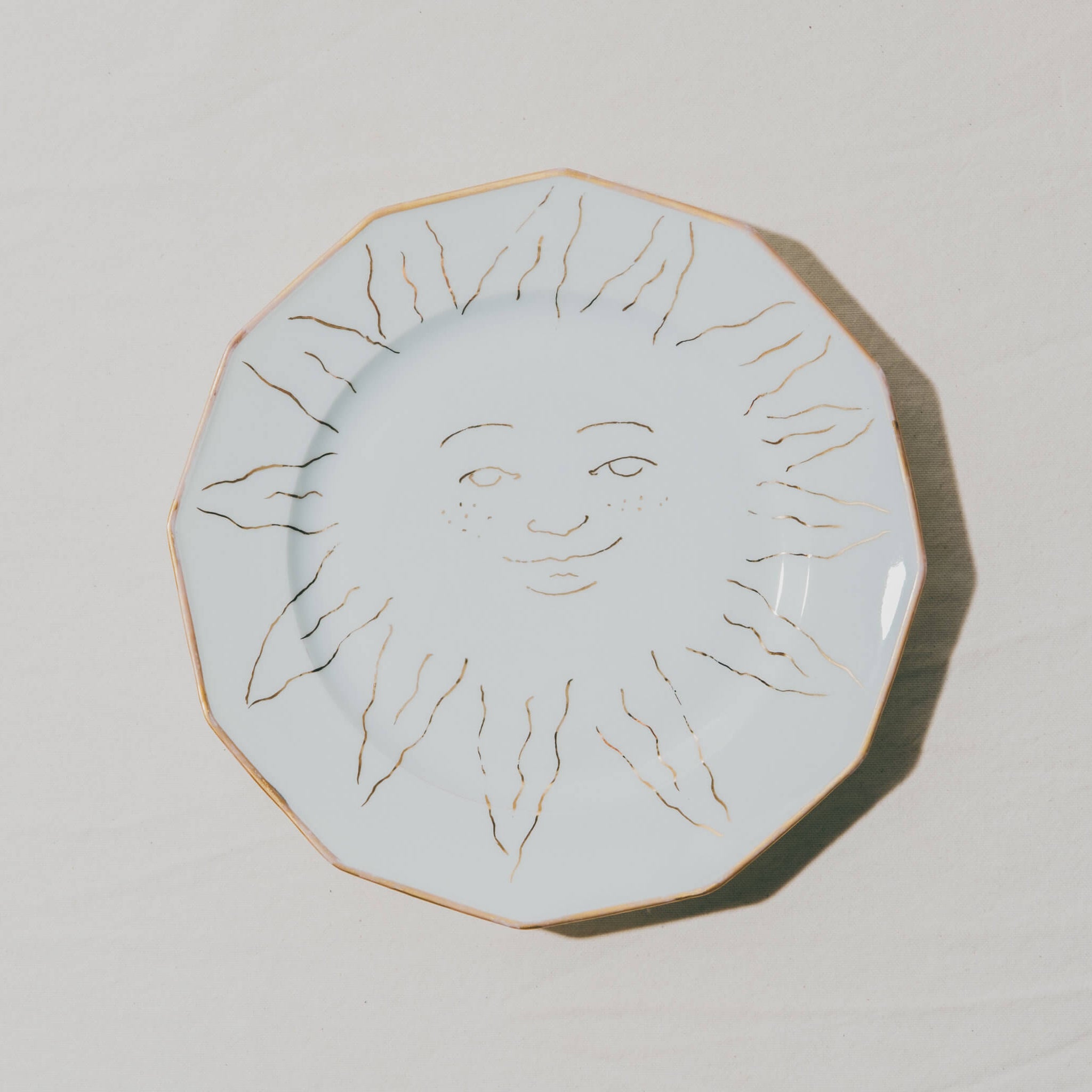 Assiette en porcelaine vintage décorée à la main à l'or et à la plume par l'atelier Grand Soleil à Paris, personnalisable sur demande