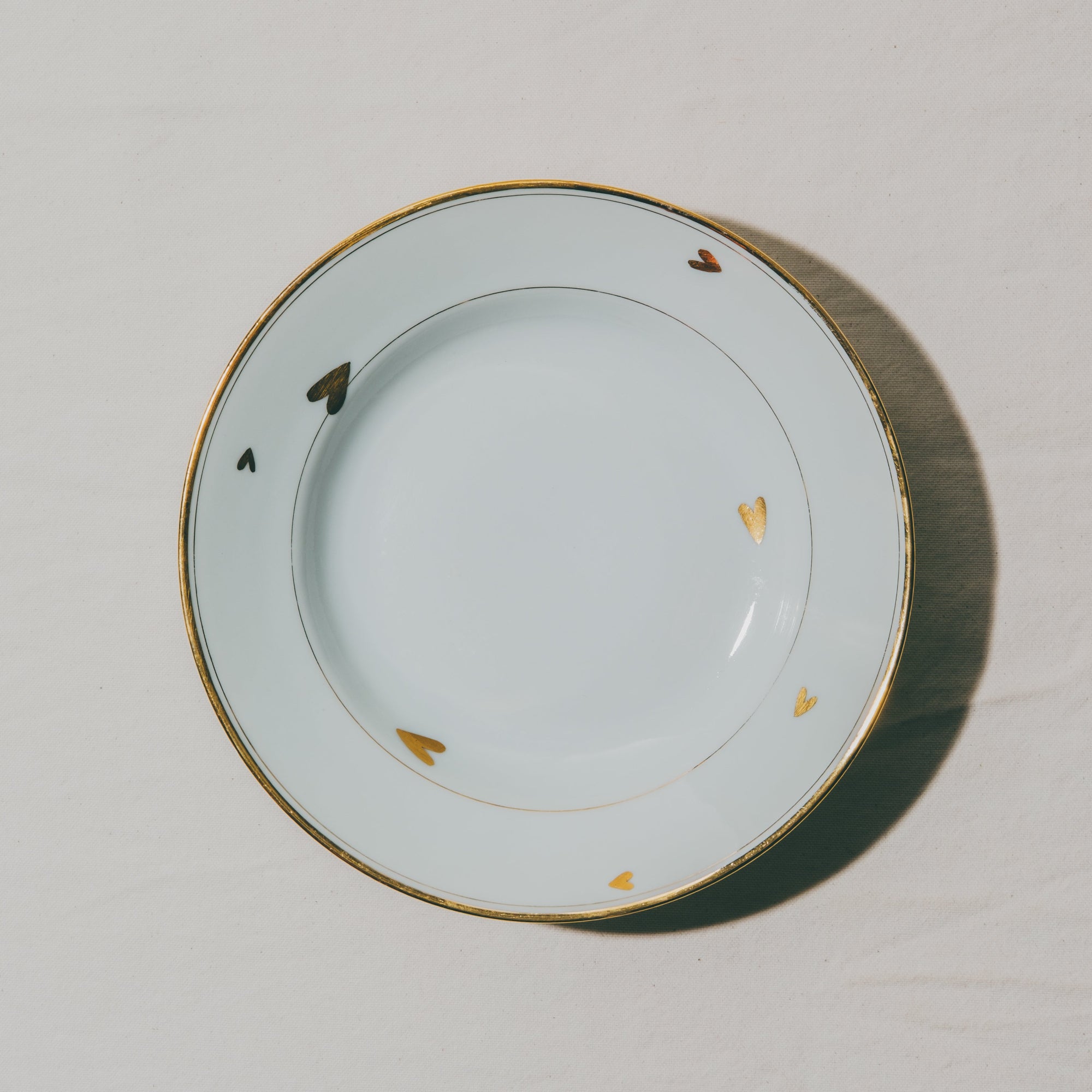 assiette en porcelaine décorée au décalcomanie, réalisée sur commande, personnalisable à la demande, par Arnold d'Alger à l'atelier Grand Soleil à Paris