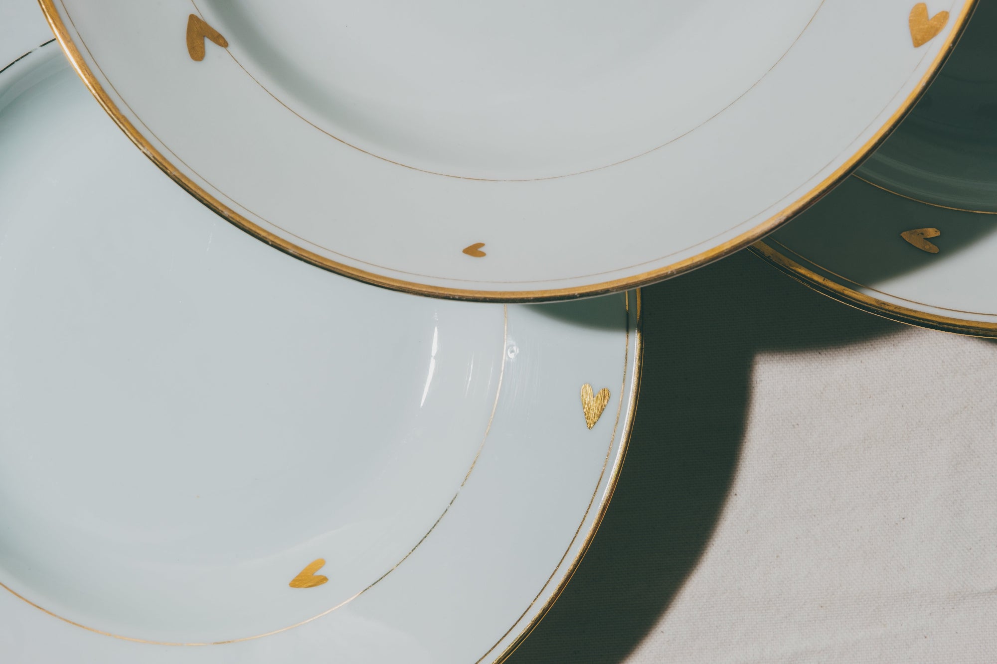 assiettes en porcelaine décorées au décalcomanie, réalisées sur commande, personnalisables à la demande, par Arnold d'Alger à l'atelier Grand Soleil à Paris