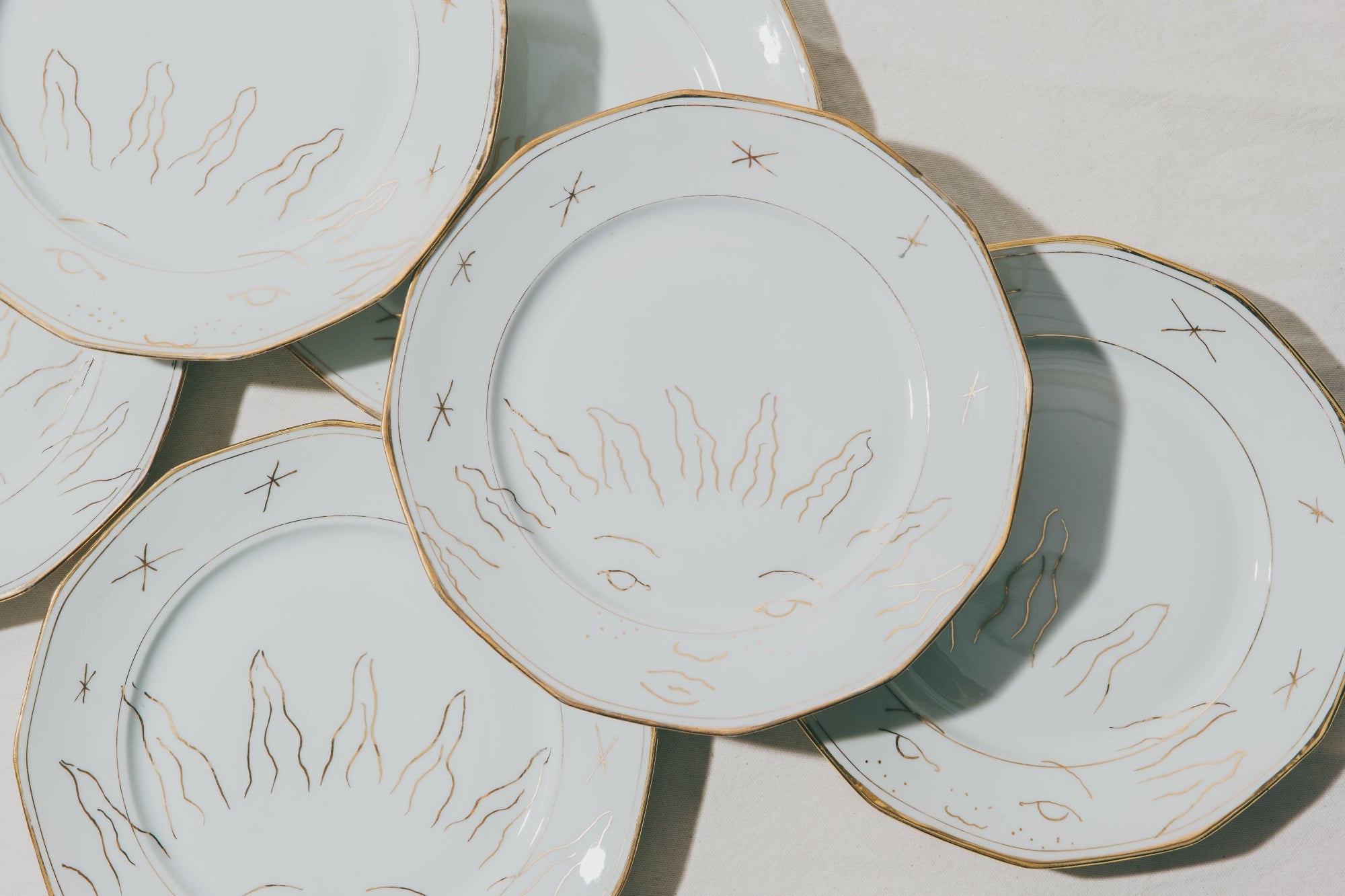 assiettes en porcelaine décorées à l'or et à la plume, réalisées sur commande, personnalisables à la demande, par Arnold d'Alger à l'atelier Grand Soleil à Paris