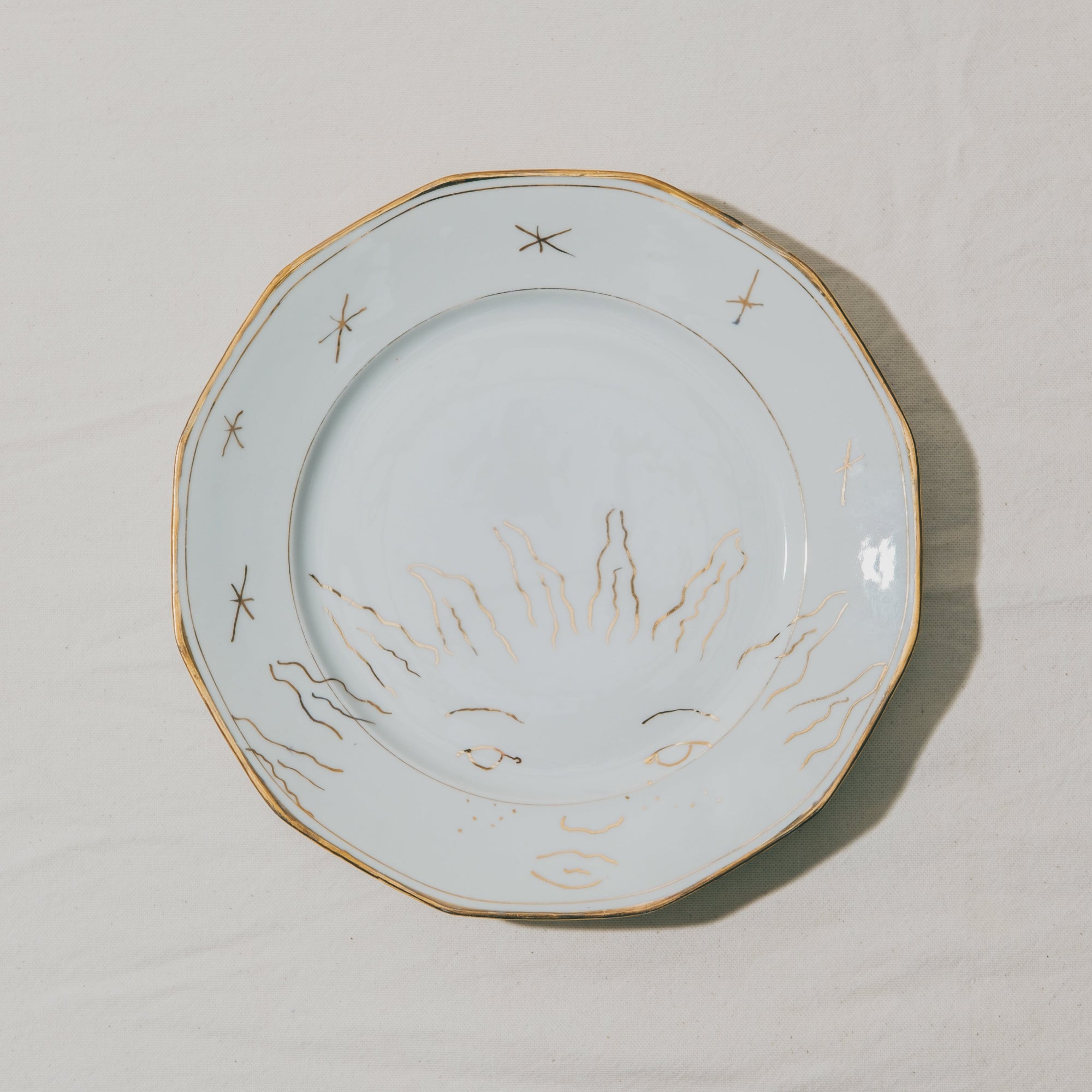 assiette en porcelaine décorée à l'or et à la plume, réalisée sur commande, personnalisable à la demande, par Arnold d'Alger à l'atelier Grand Soleil à Paris