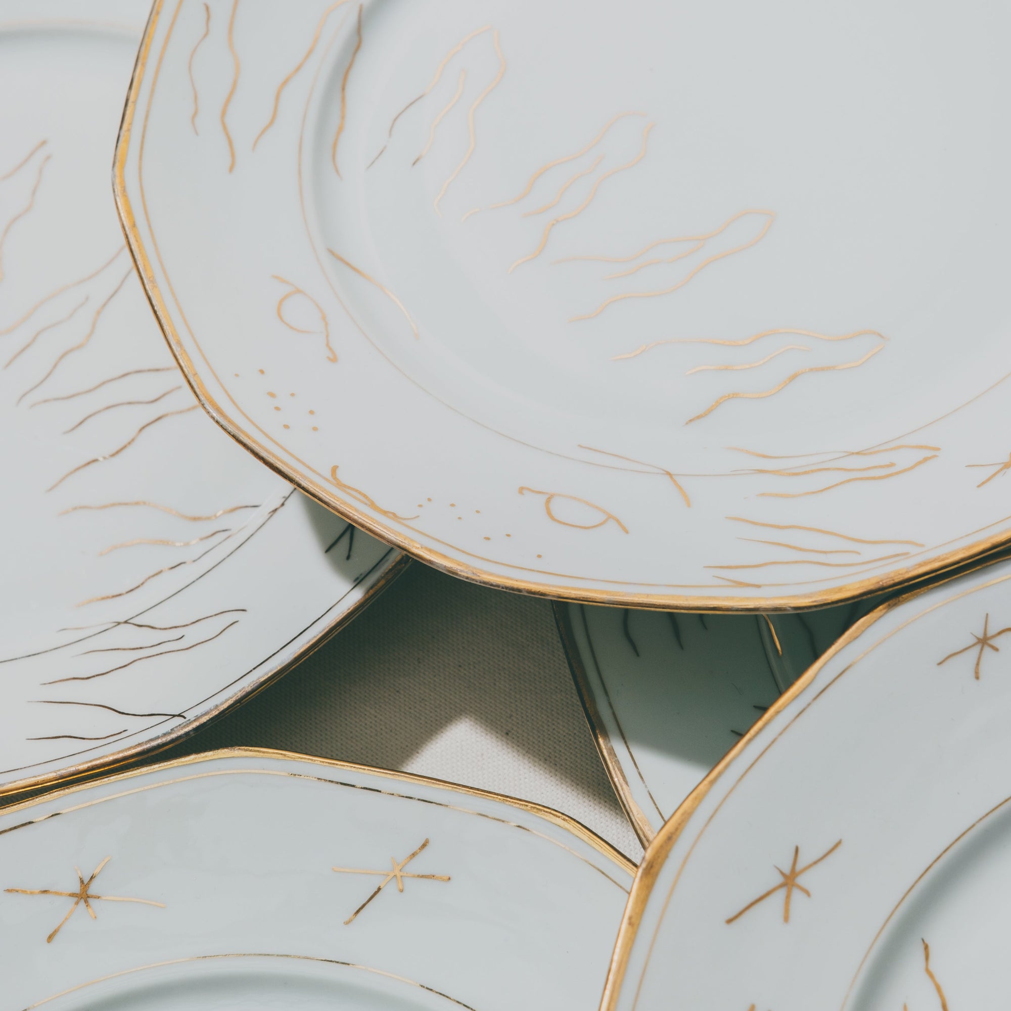 assiette en porcelaine décorée à l'or et à la plume, réalisée sur commande, personnalisable à la demande, par Arnold d'Alger à l'atelier Grand Soleil à Paris