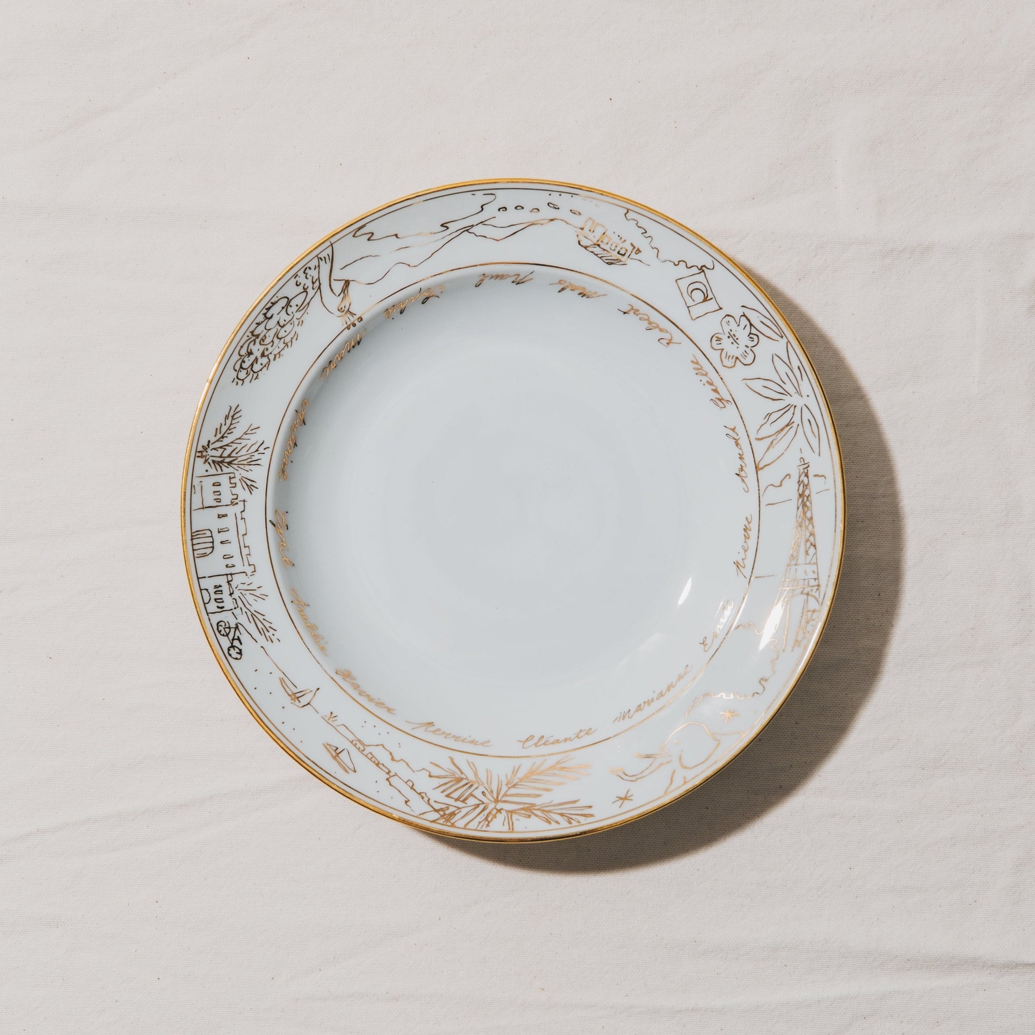 assiette en porcelaine vintage personnalisée sur mesure, décor à l'or et à la plume, à l'atelier grand soleil, Paris 11e