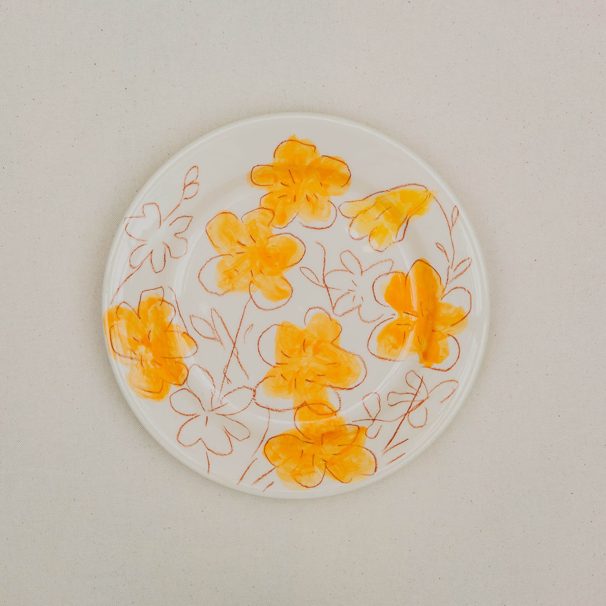 assiette en faïence décorée à la main, crayon à oxyde, engobe et émail. Possibilité de personnalisation à l'or