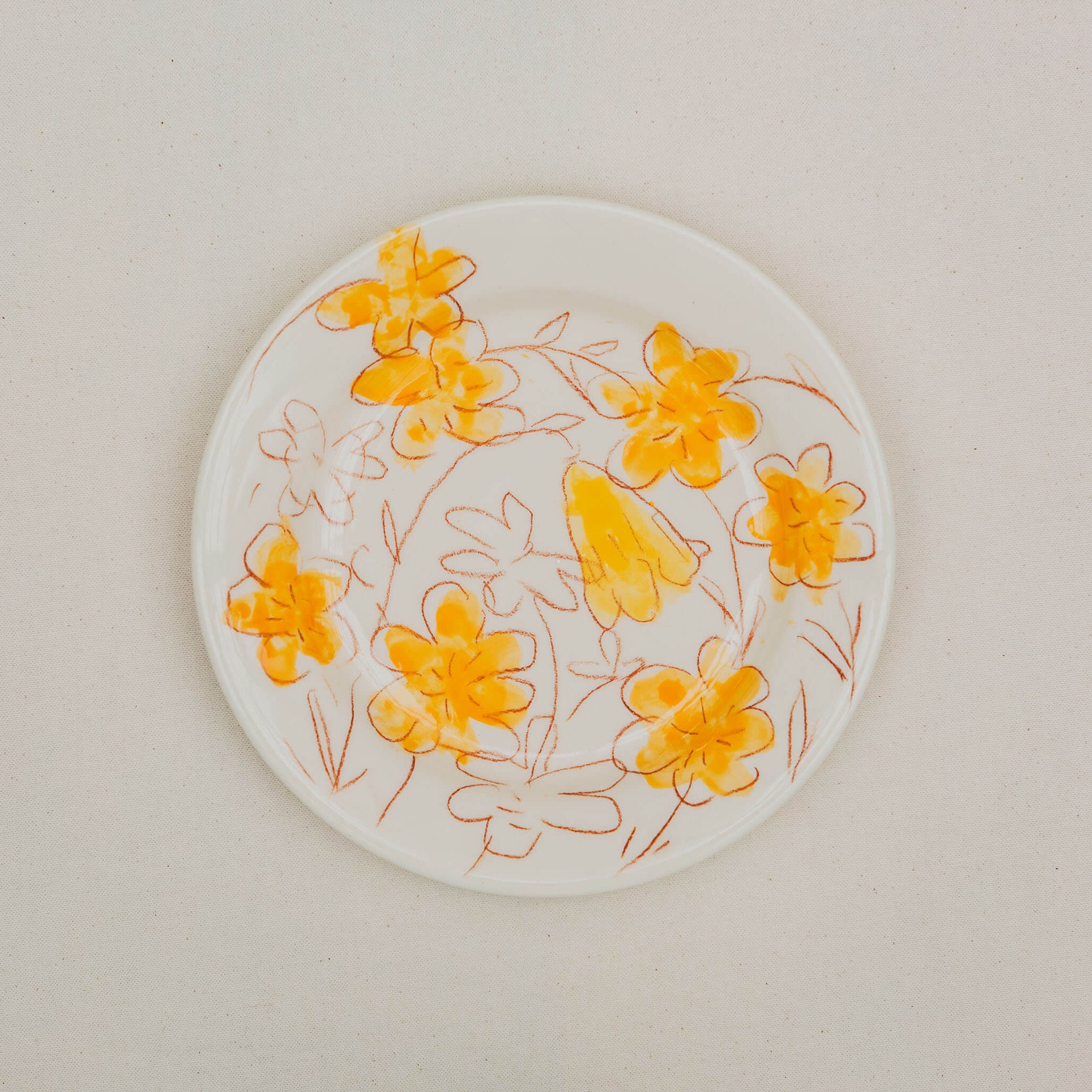 assiette en faïence décorée à la main, crayon à oxyde, engobe et émail. Possibilité de personnalisation à l'or
