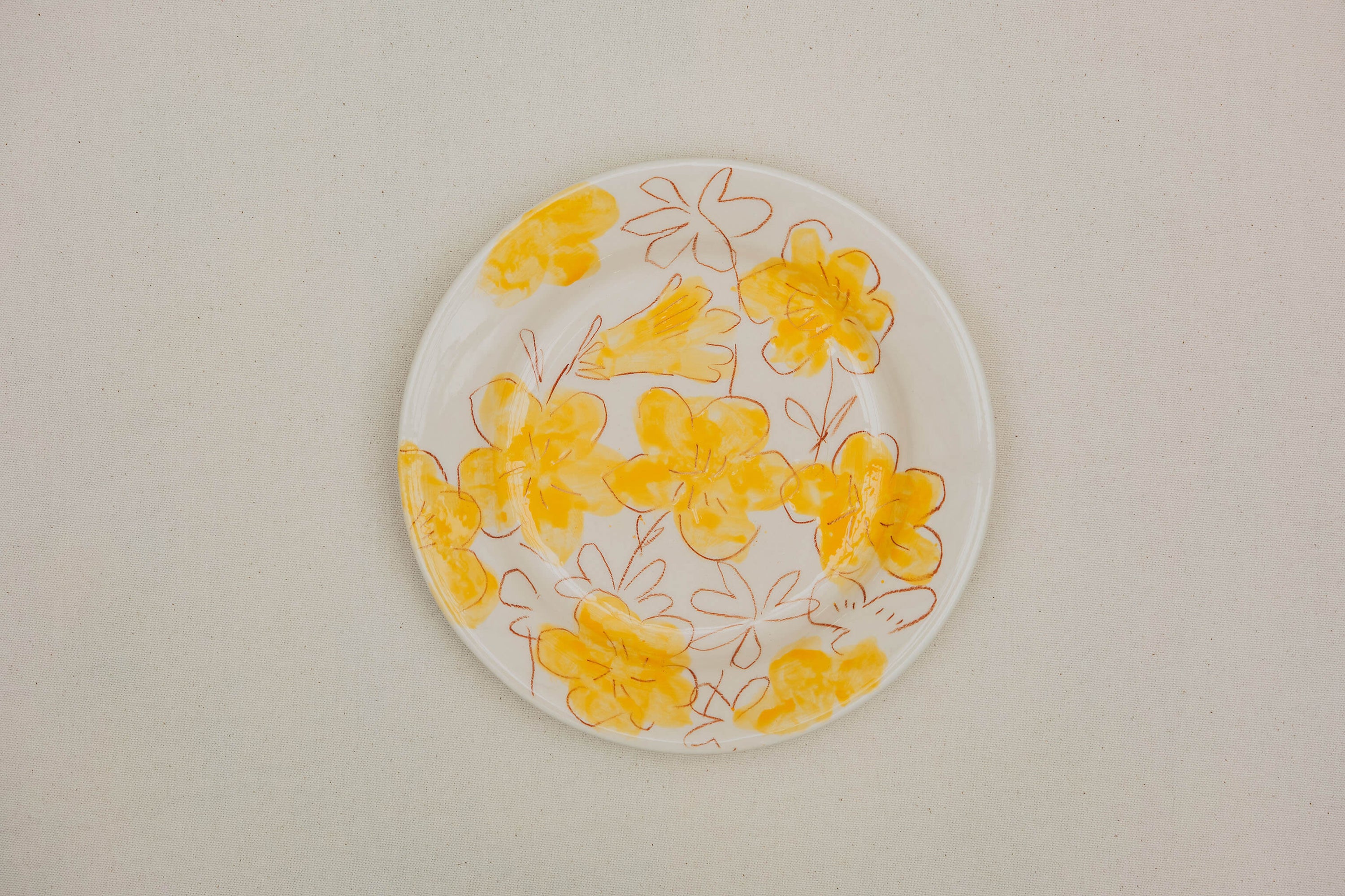 assiette en faïence décorée à la main, crayon à oxyde, engobe et émail. Possibilité de personnalisation à l'or