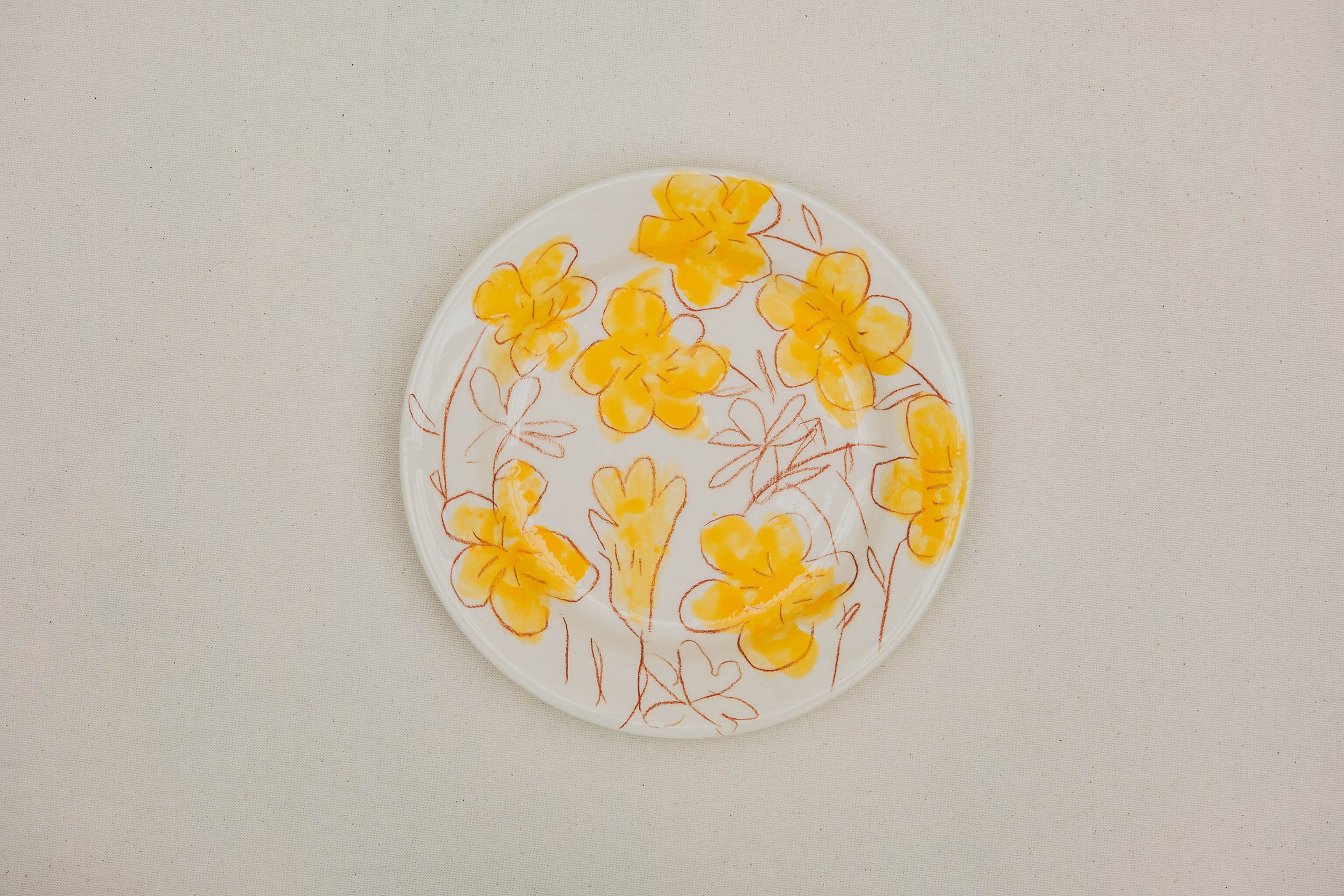 assiette en faïence décorée à la main, crayon à oxyde, engobe et émail. Possibilité de personnalisation à l'or