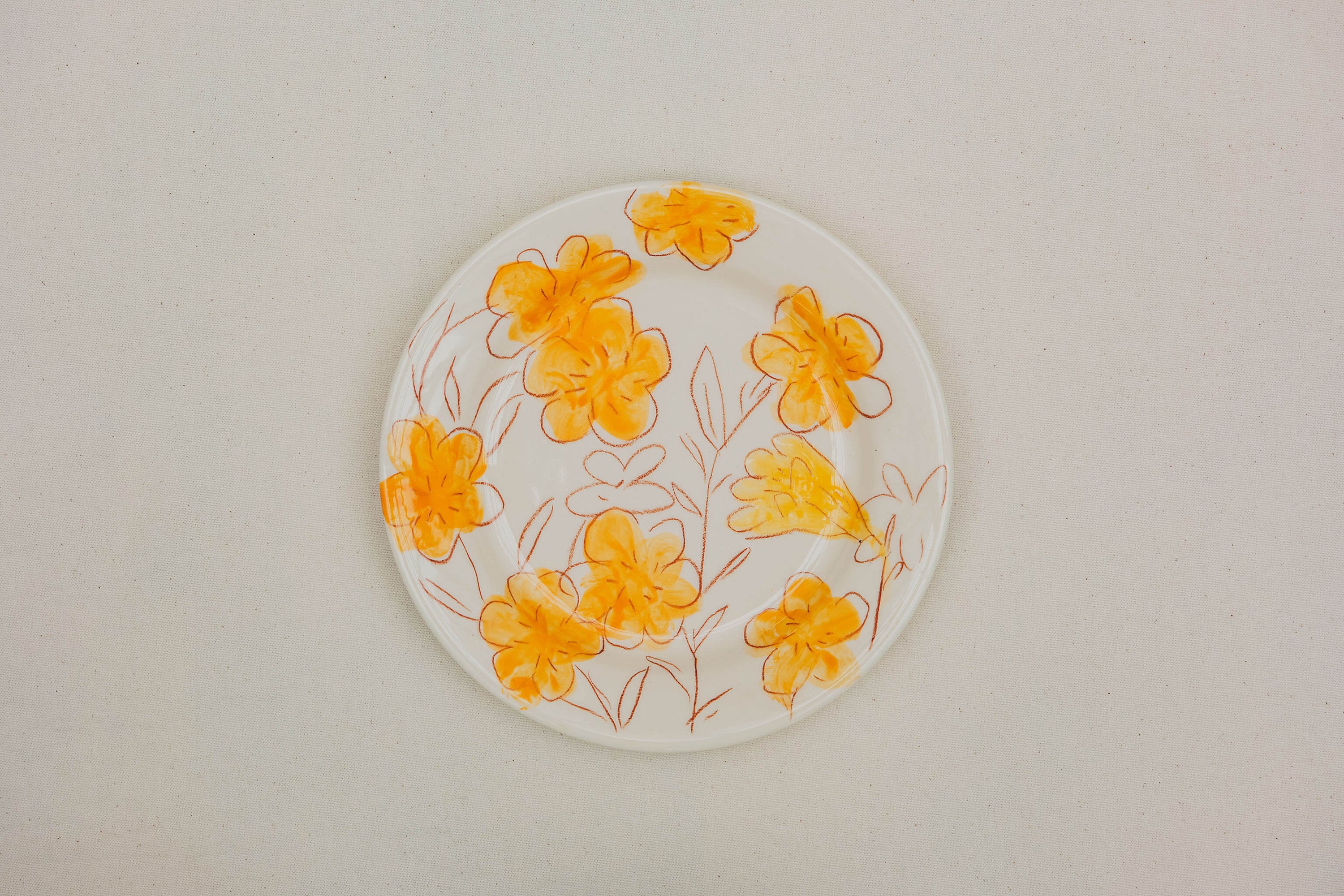 assiette en faïence décorée à la main, crayon à oxyde, engobe et émail. Possibilité de personnalisation à l'or