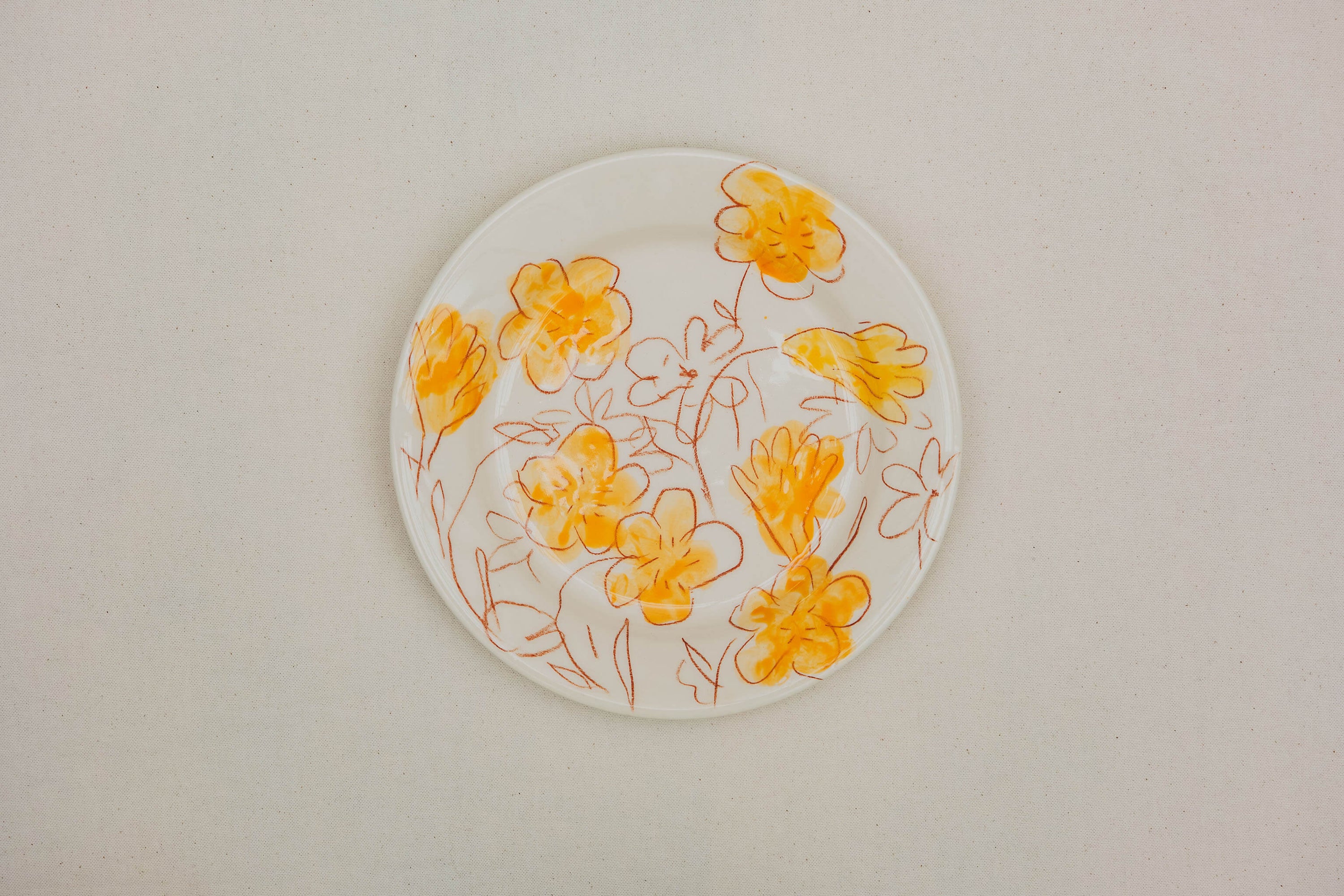assiette en faïence décorée à la main, crayon à oxyde, engobe et émail. Possibilité de personnalisation à l'or