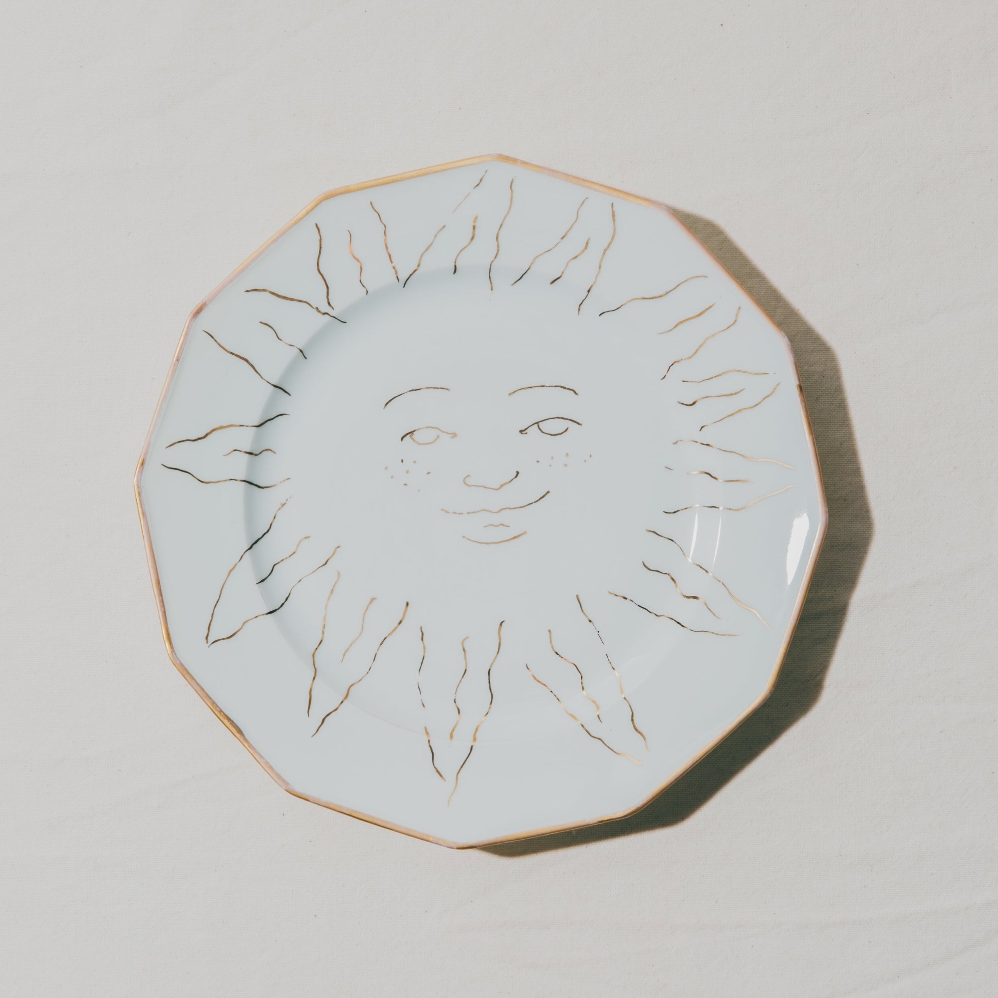 Assiette en porcelaine vintage décorée à la main à l'or et à la plume par Arnold d'Alger à l'atelier Grand Soleil à Paris, personnalisable sur demande