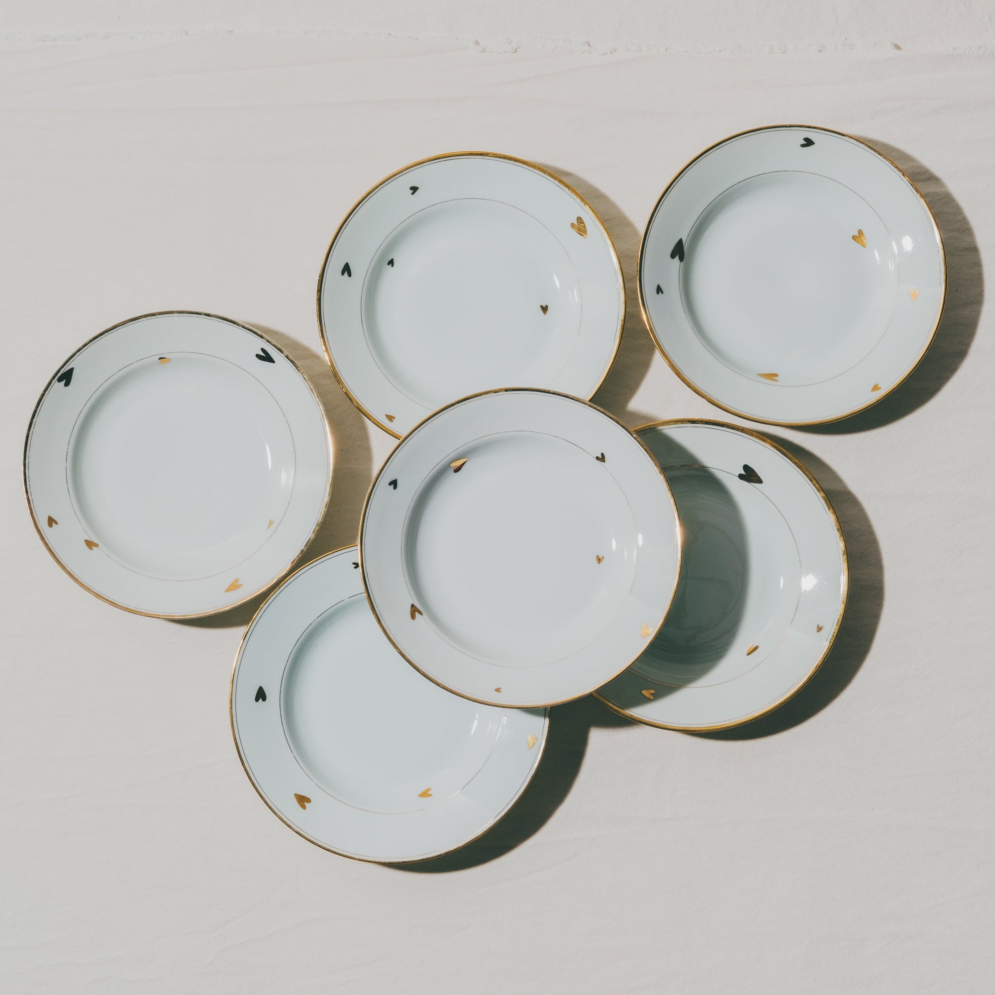 assiettes en porcelaine décorées au décalcomanie, réalisées sur commande, personnalisables à la demande, par Arnold d'Alger à l'atelier Grand Soleil à Paris