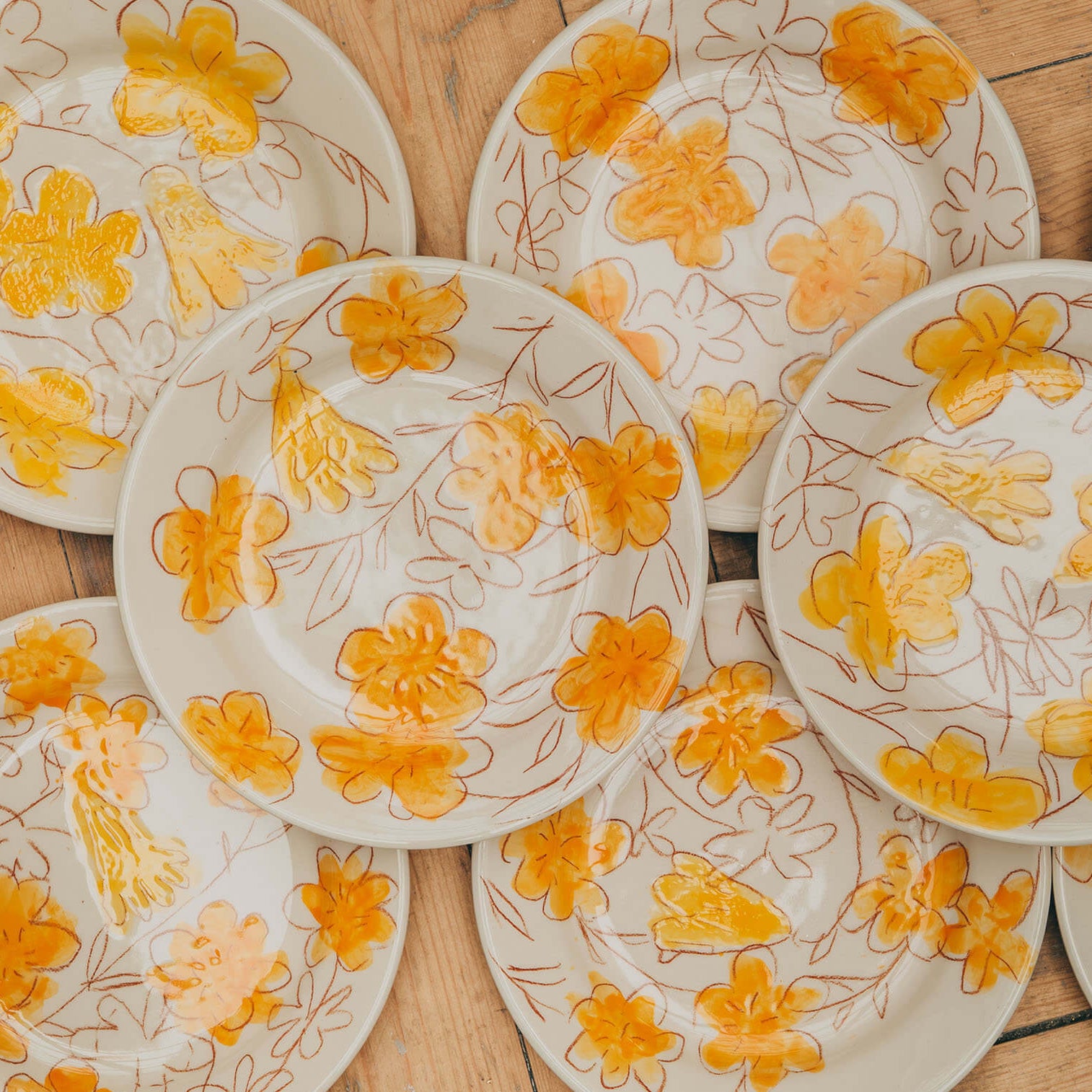 assiette en faïence décorée à la main, crayon à oxyde, engobe et émail. Possibilité de personnalisation à l'or
Motif Oxalides jaunes