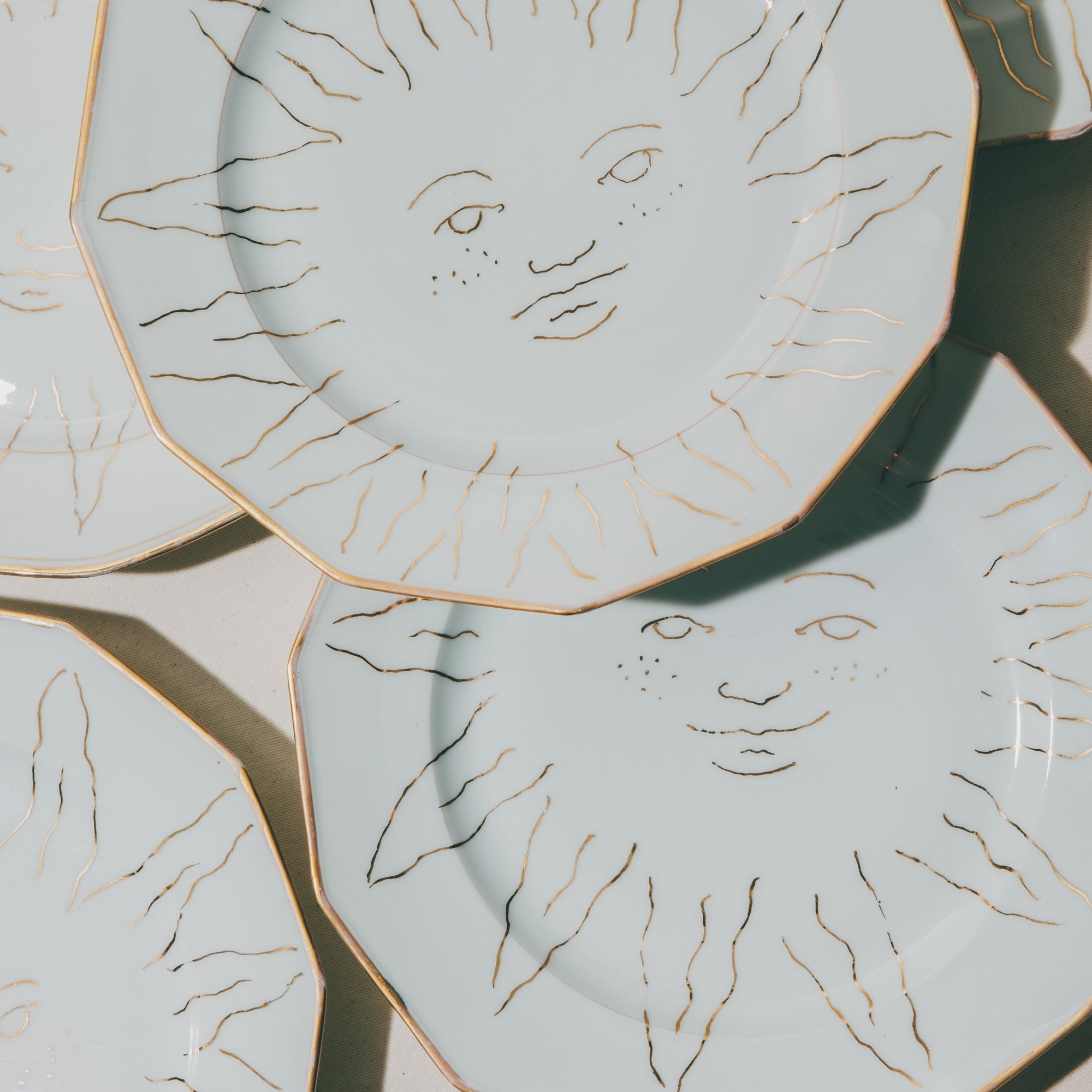 Assiette en porcelaine vintage décorée à la main à l'or et à la plume par Arnold d'Alger à l'atelier Grand Soleil à Paris, personnalisable sur demande