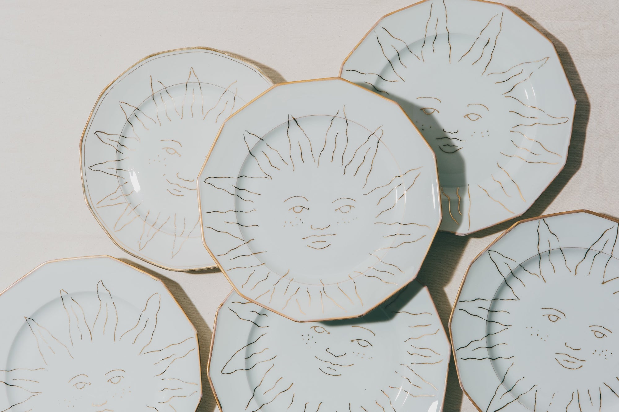 Assiette en porcelaine vintage décorée à la main à l'or et à la plume par Arnold d'Alger à l'atelier Grand Soleil à Paris, personnalisable sur demande