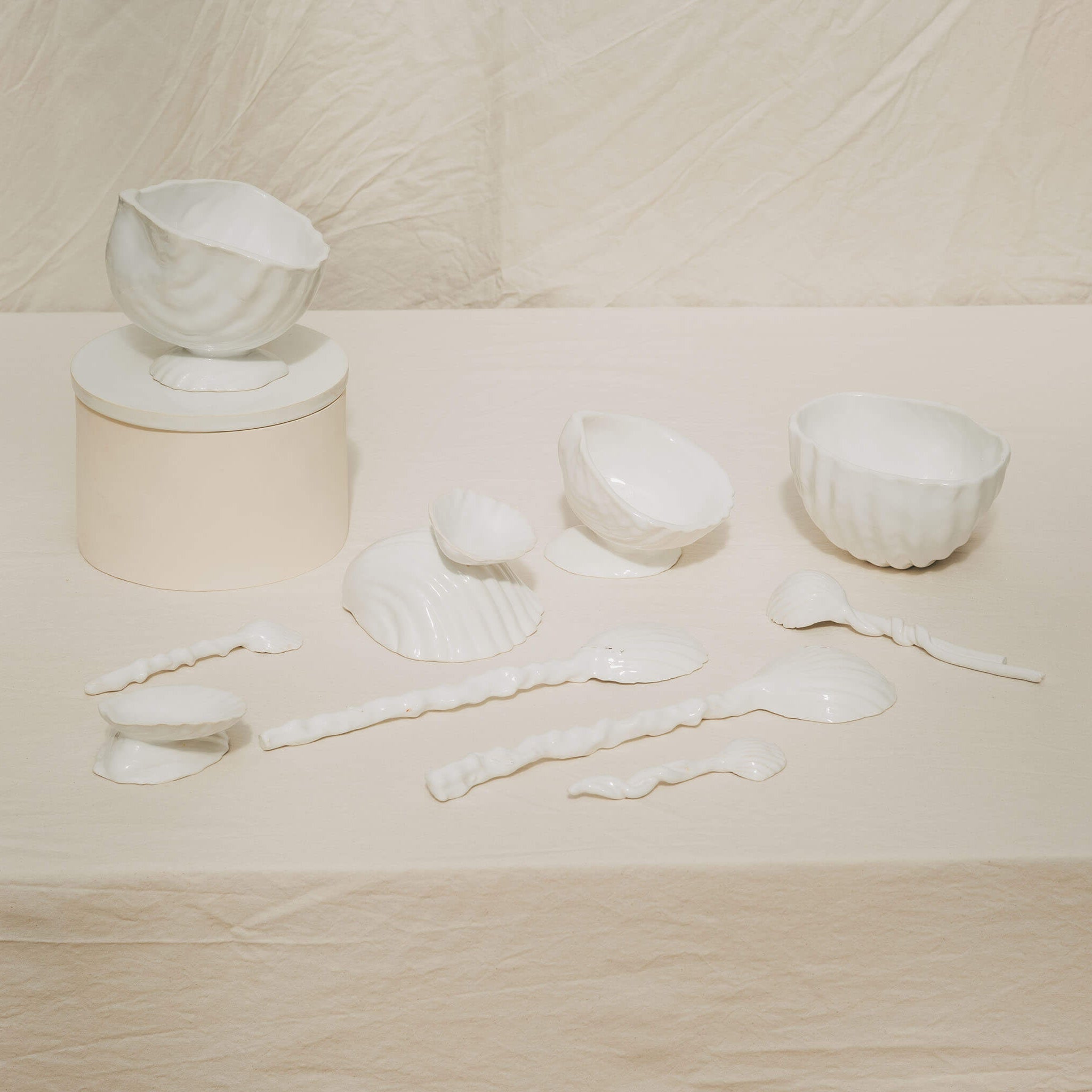 Ensemble de pièces en faïence, moulées lors d'un atelier de céramique à l'atelier Grand Soleil, Paris 11e.