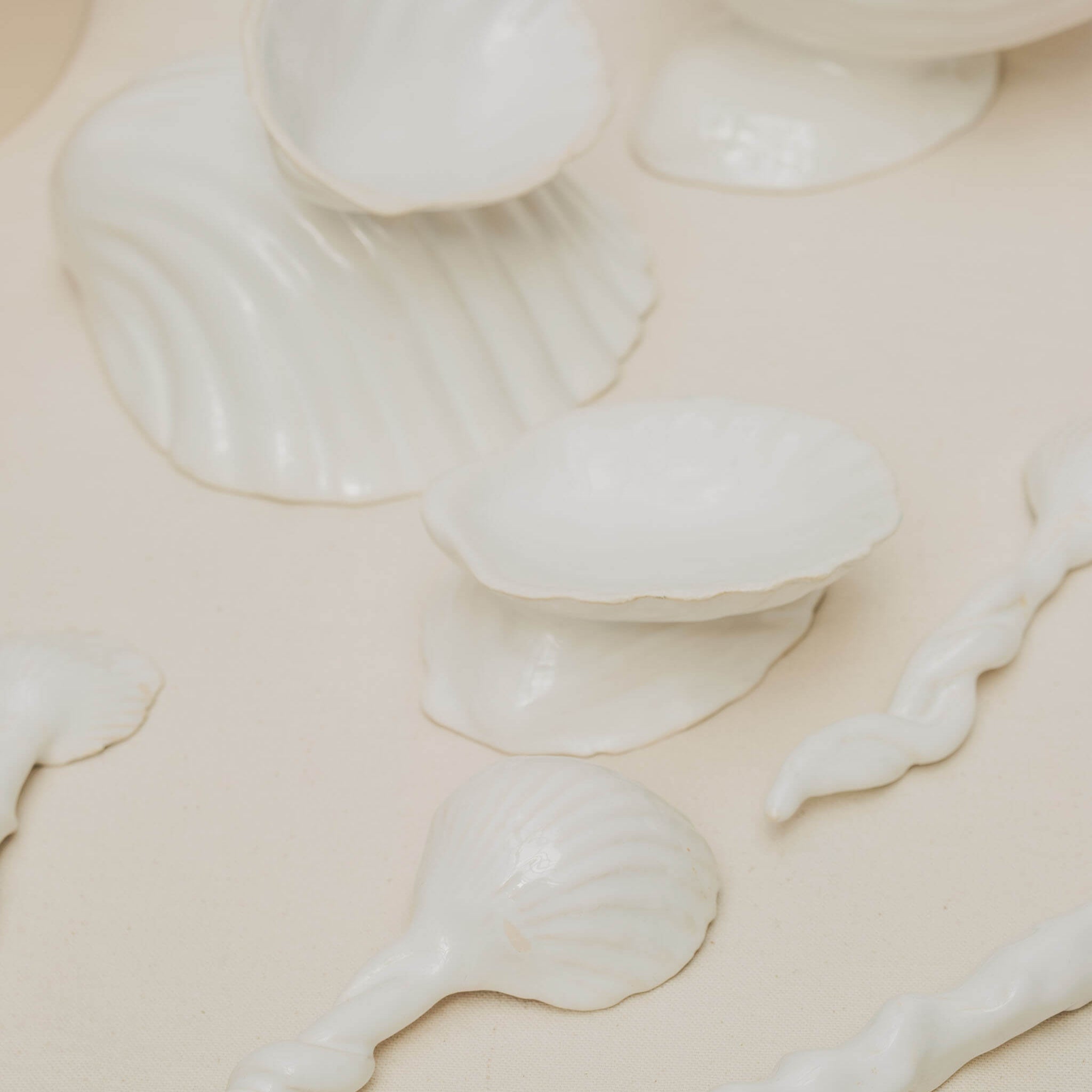 Ensemble de pièces en faïence, moulées lors d'un atelier de céramique à l'atelier Grand Soleil, Paris 11e.