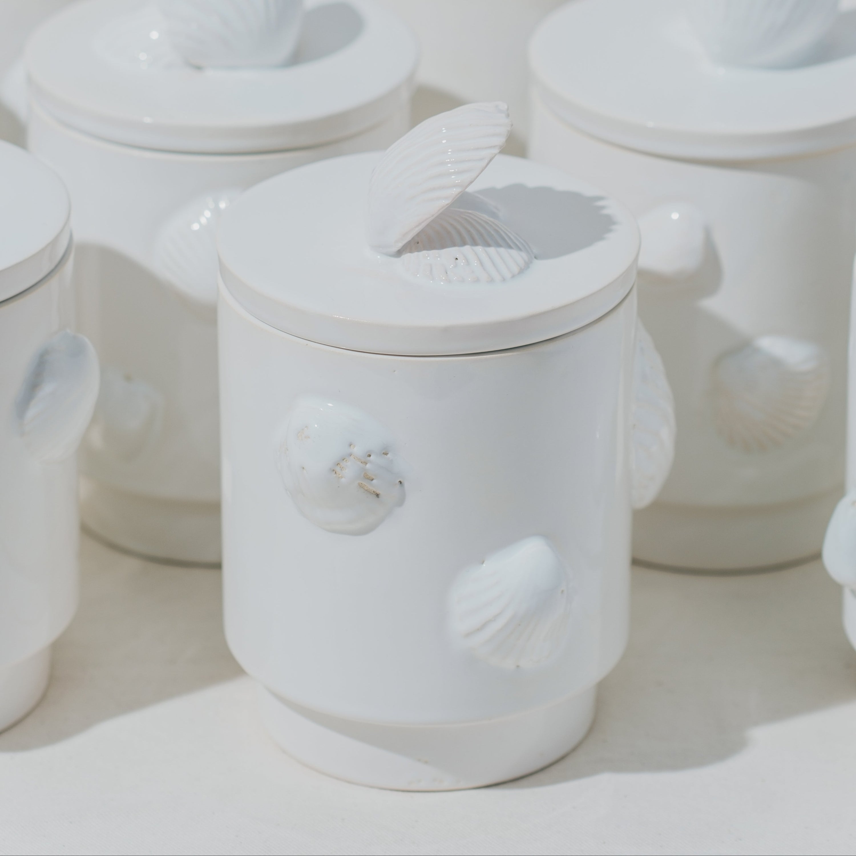 Boîte en céramique avec couvercle, modelée à l’atelier grand soleil, faïence émaillée blanche, décorée avec des coquillages en faïence