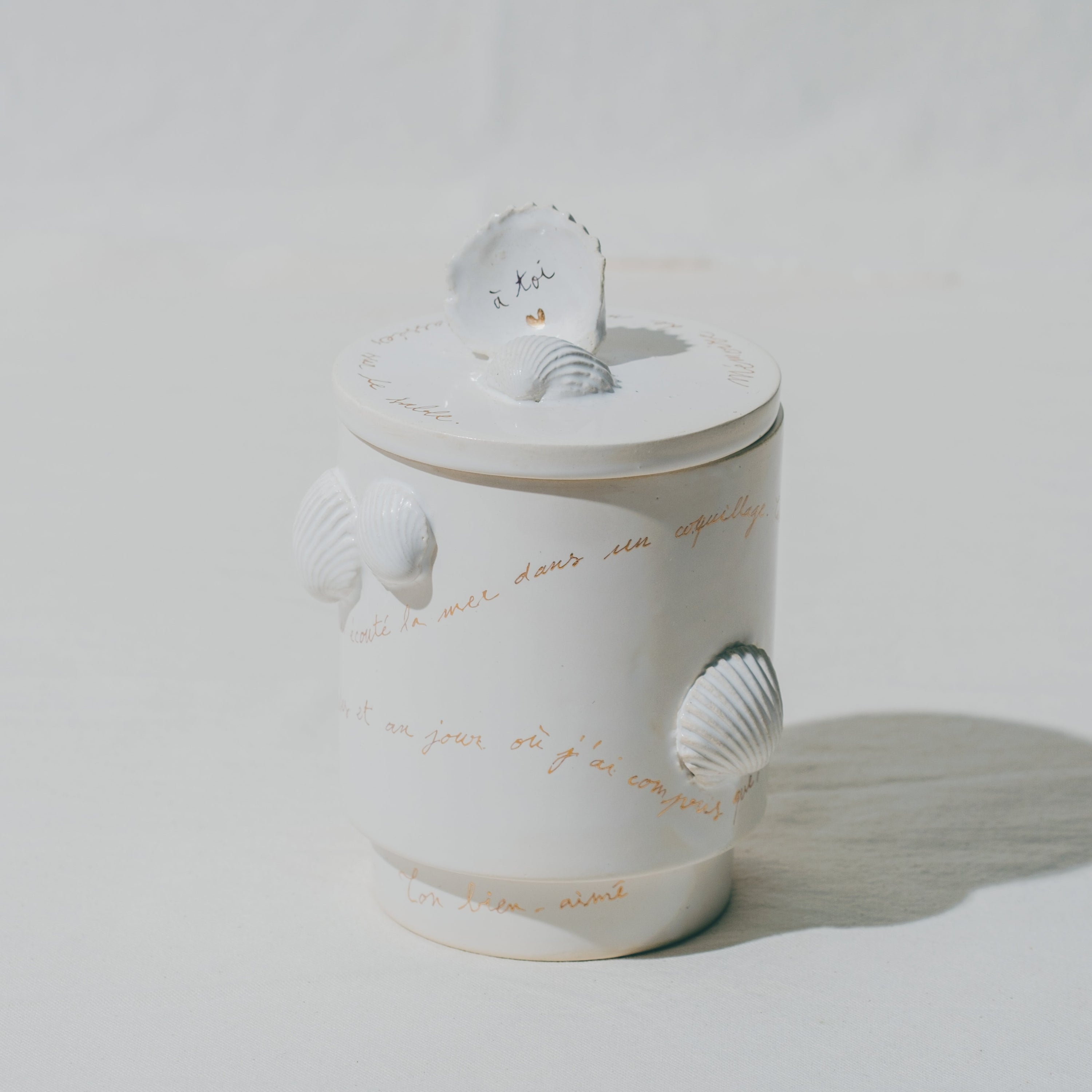 Boîte en céramique avec couvercle, modelée à l’atelier grand soleil, faïence émaillée blanche, décorée avec des coquillages en faïence, personnalisable sur commande
