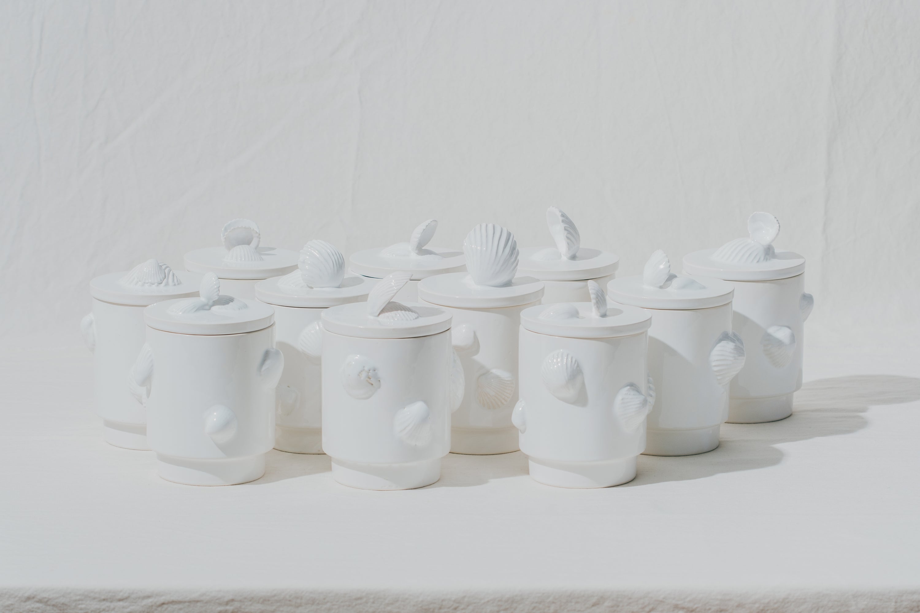 Boîtes en céramique avec couvercle, modelées à l’atelier grand soleil, faïence émaillée blanche, décorées avec des coquillages en faïence, personnalisables sur commande