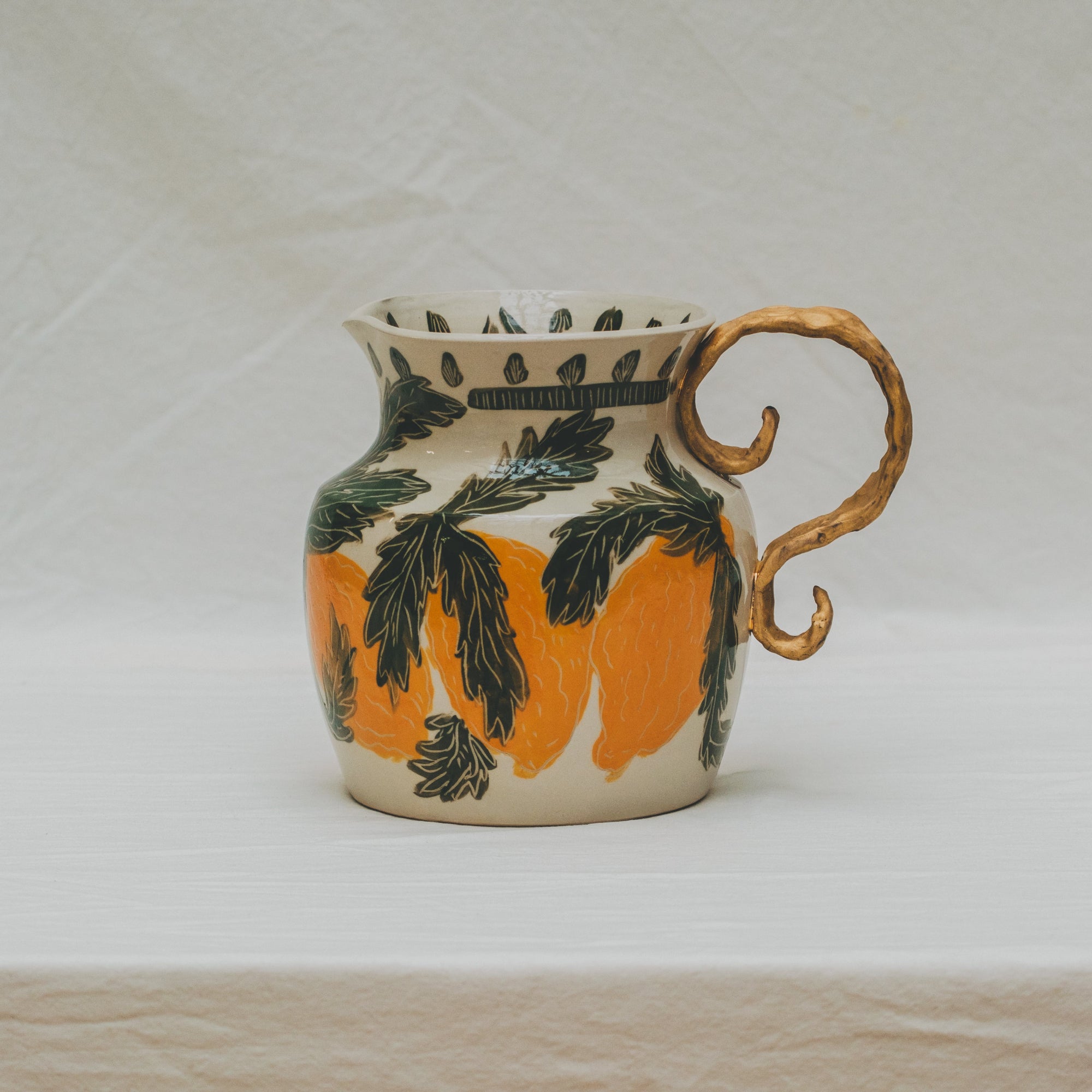 Broc tourné à l’atelier grand soleil, faïence décorée à l’engobe émaillé transparent, motif agrumes