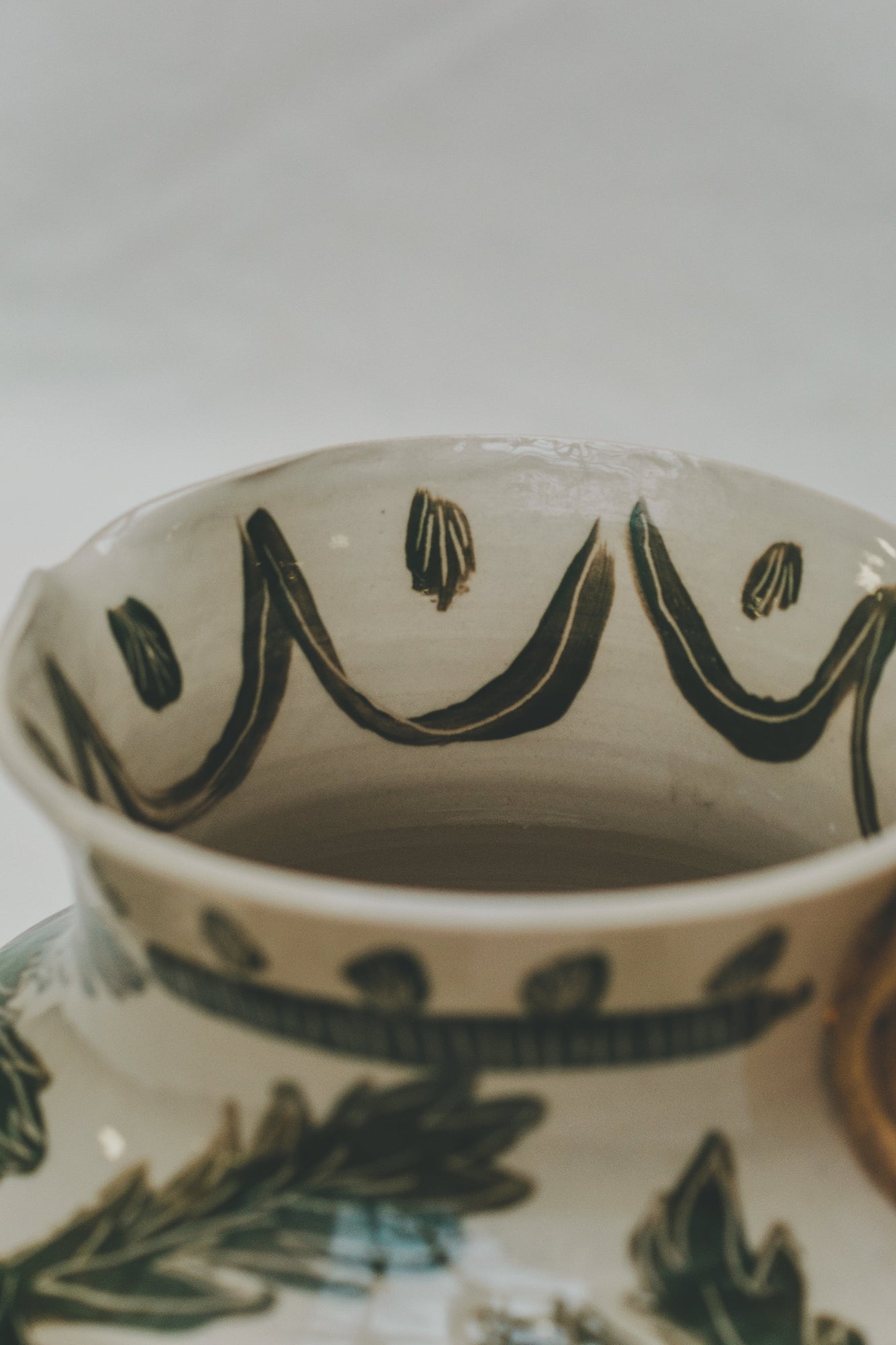 Broc tourné à l’atelier grand soleil, faïence décorée à l’engobe émaillé transparent, motif agrumes