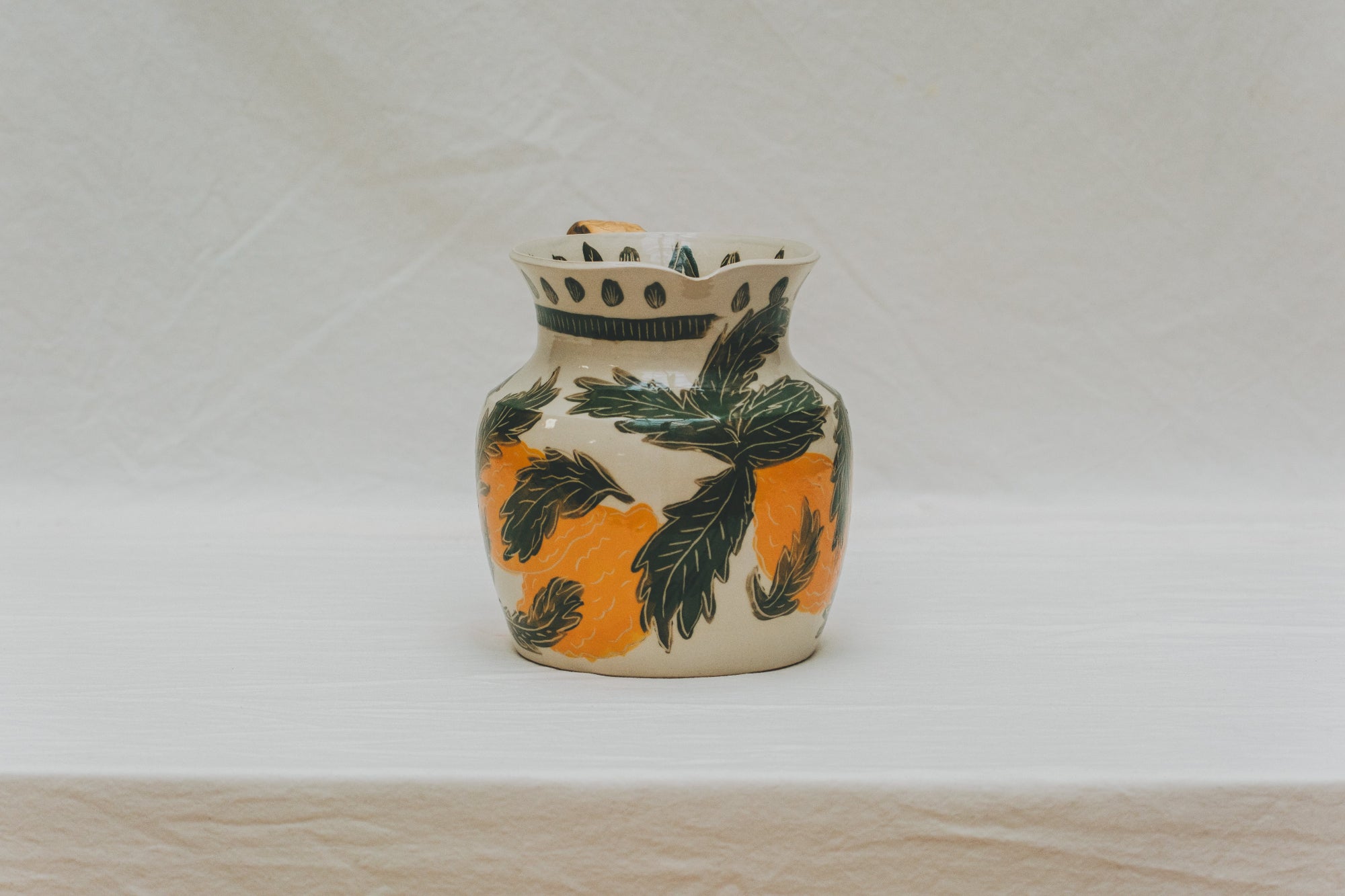 Broc moulé à l’atelier grand soleil, faïence décorée à l’engobe émaillé transparent, motif agrumes