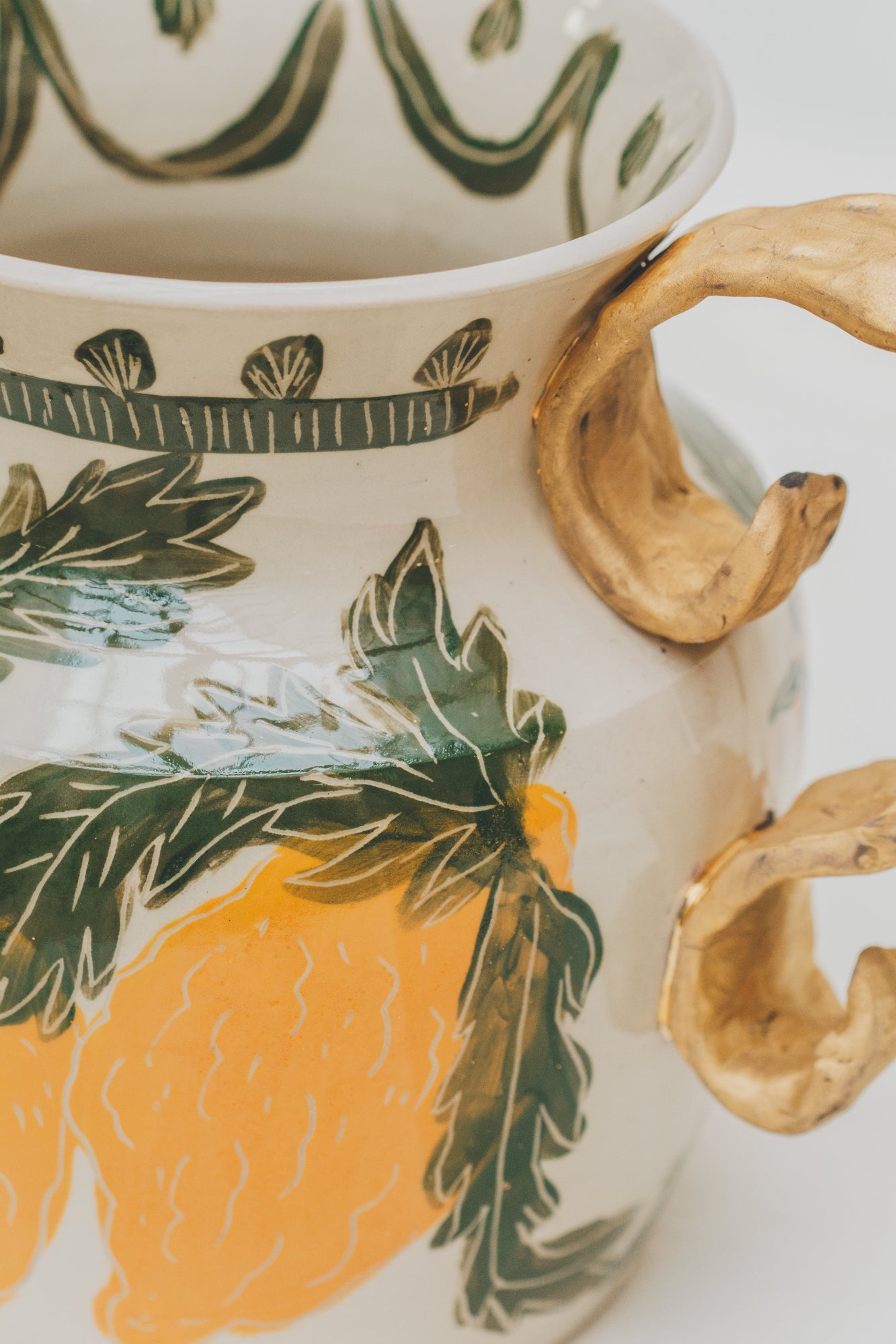 Broc tourné à l’atelier grand soleil, faïence décorée à l’engobe émaillé transparent, motif agrumes