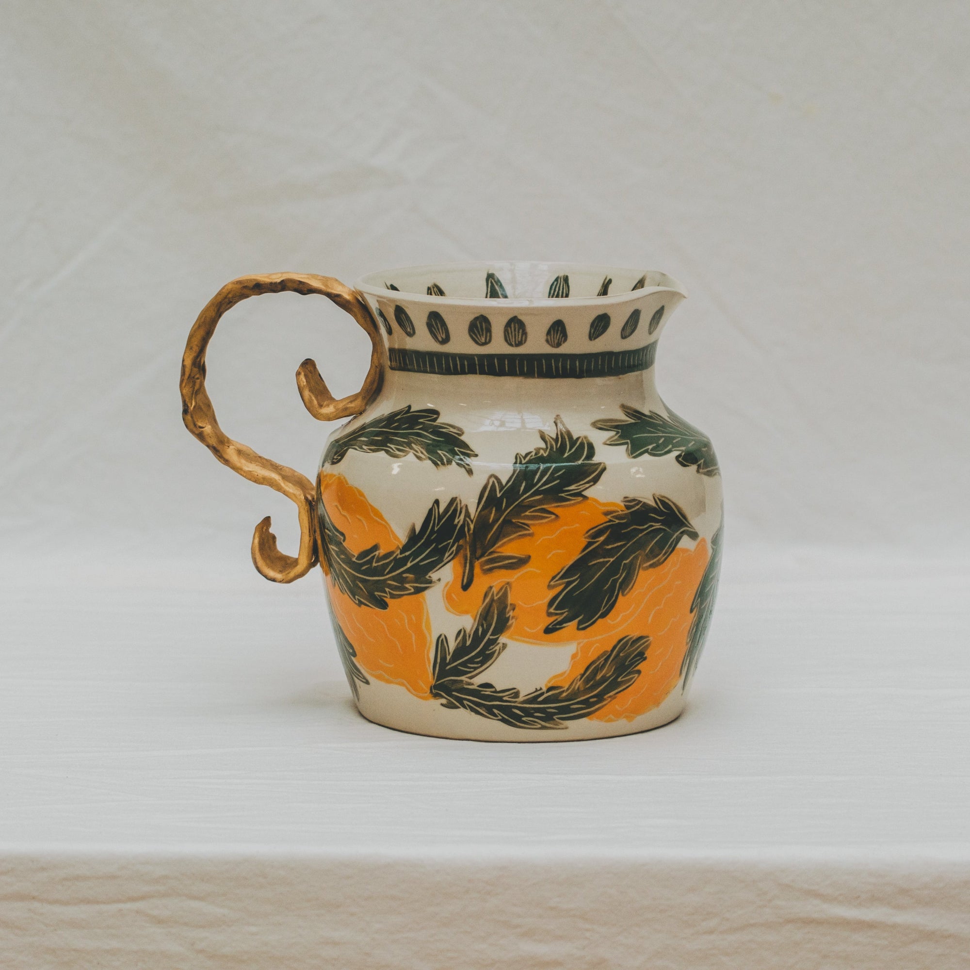 Broc tourné à l’atelier grand soleil, faïence décorée à l’engobe émaillé transparent, motif agrumes