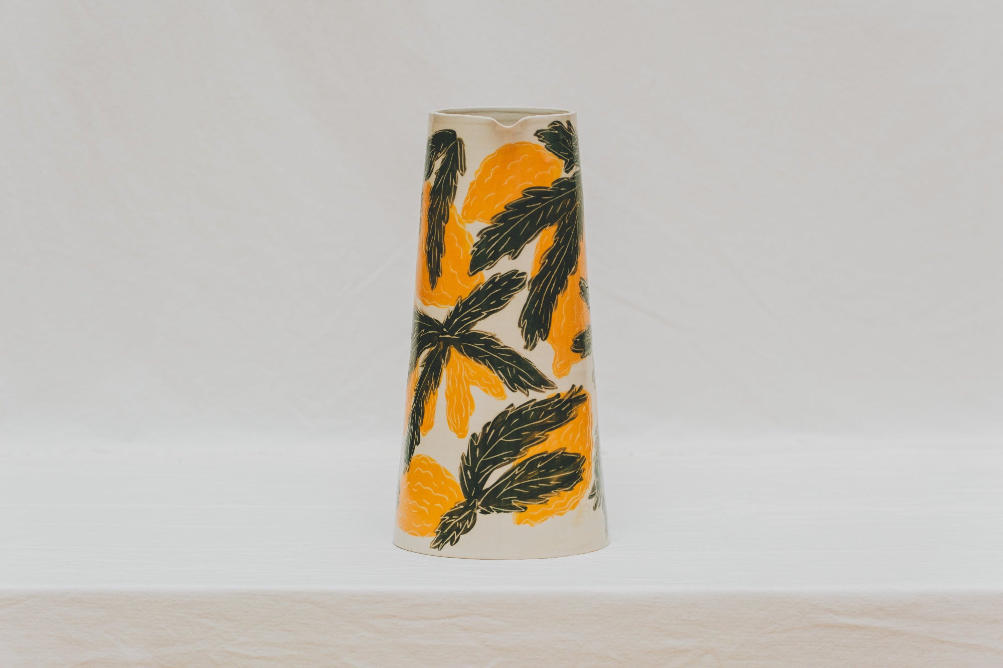 Broc tourné à l’atelier grand soleil, faïence décorée à l’engobe émaillé transparent, motif agrumes