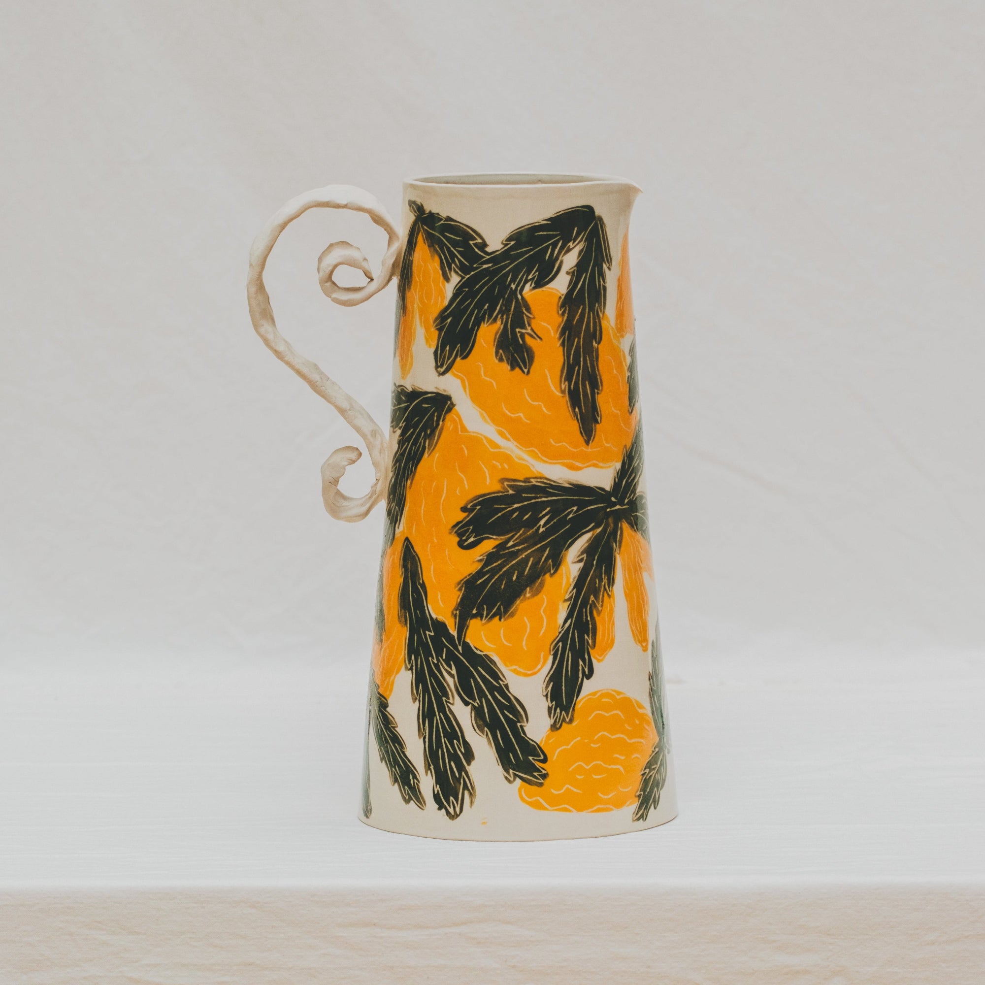 Broc tourné à l’atelier grand soleil, faïence décorée à l’engobe émaillé transparent, motif agrumes