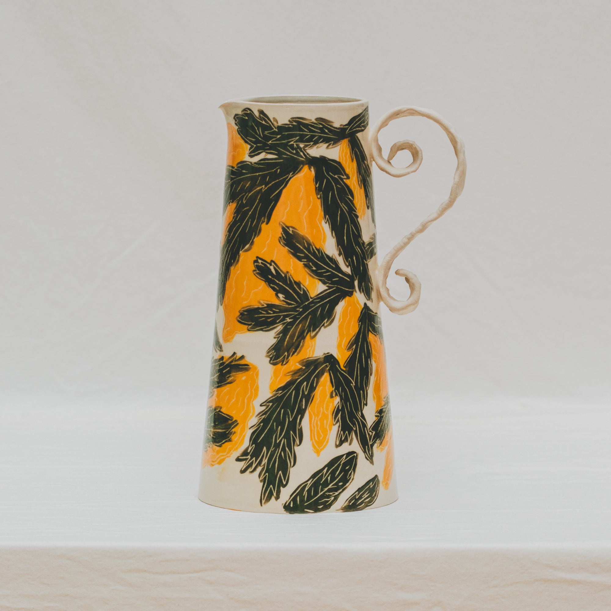 Broc tourné à l’atelier grand soleil, faïence décorée à l’engobe émaillé transparent, motif agrumes